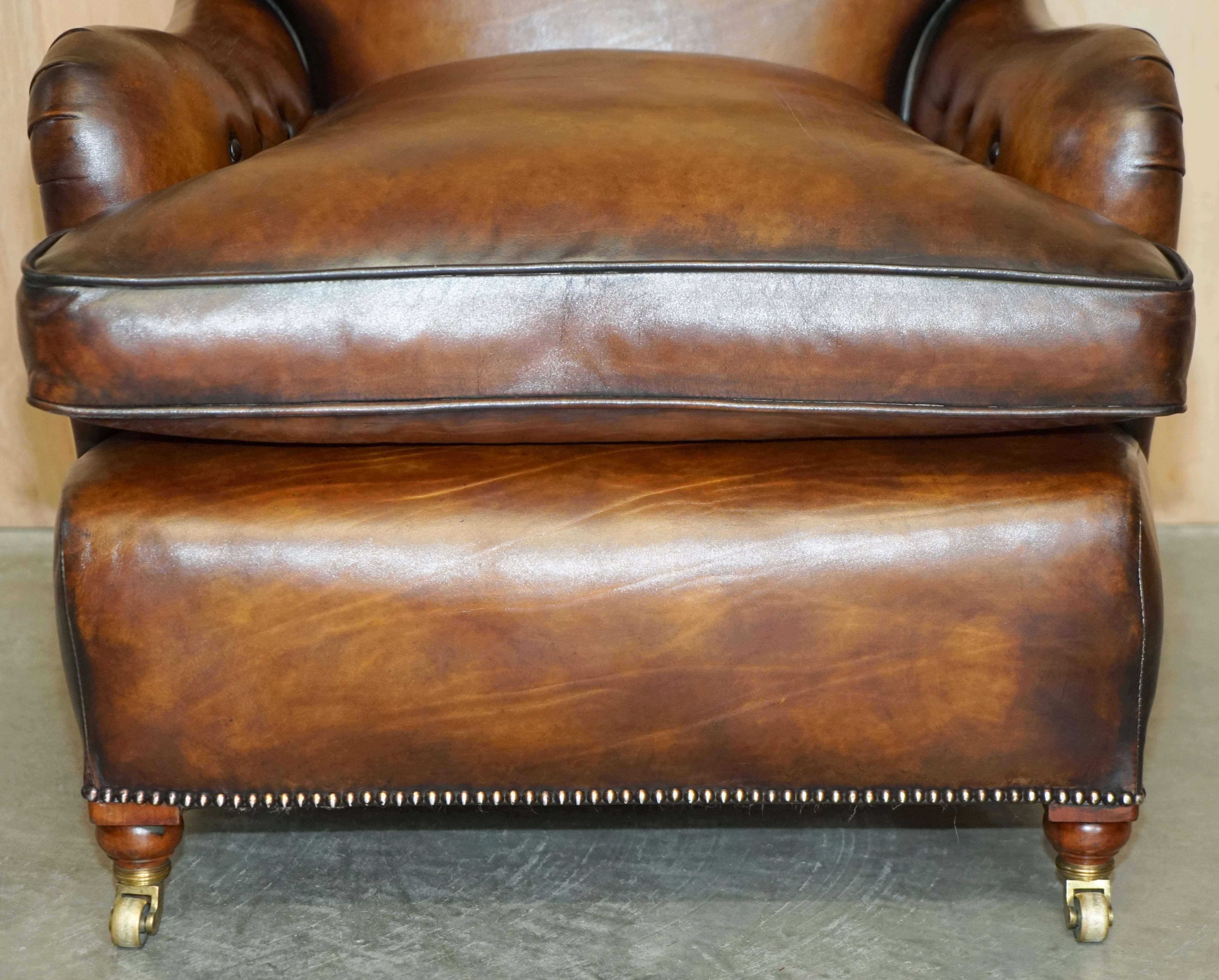 FULLY RESTORED PAIR OF ANTIQUE HOWARD & SON BRIDGEWATER BROWN LEATHER ARMCHAIRs For Sale 2