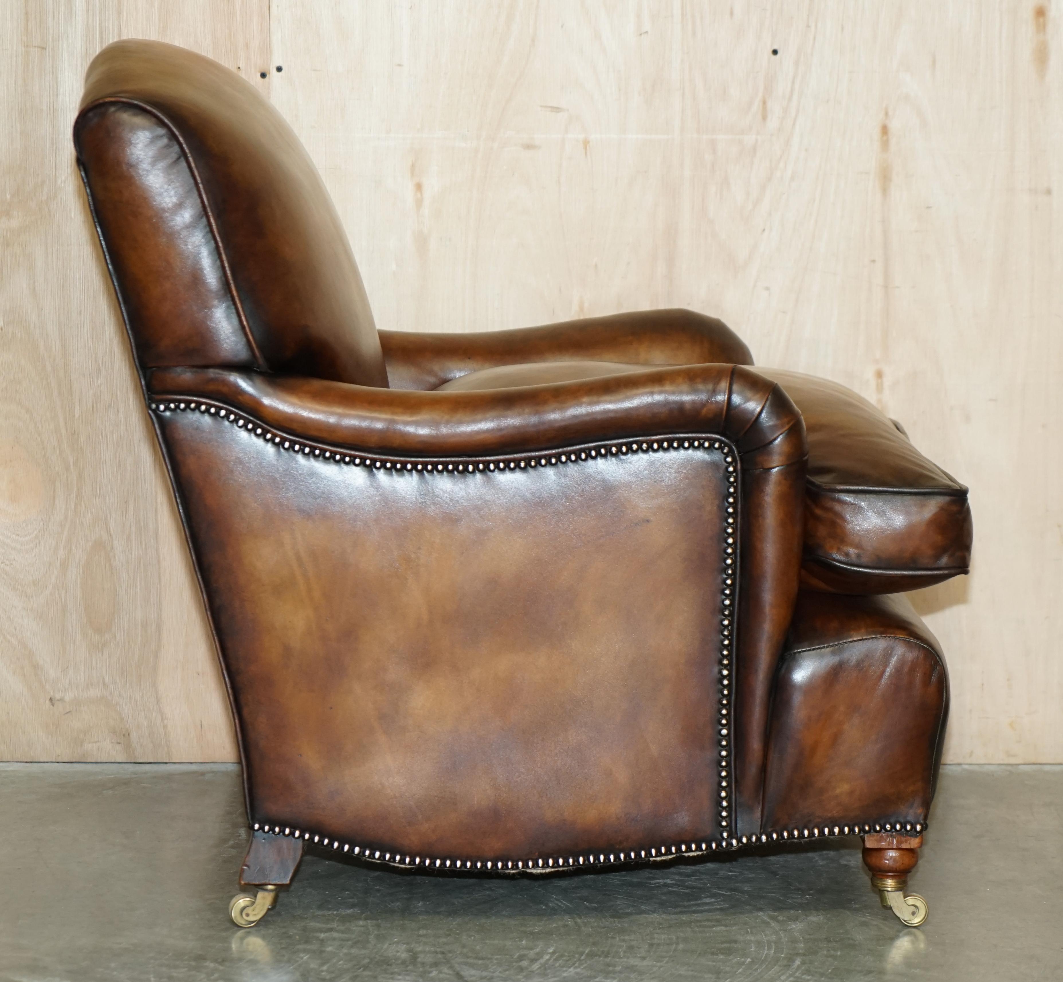FULLY RESTORED PAIR OF ANTIQUE HOWARD & SON BRIDGEWATER BROWN LEATHER ARMCHAIRs For Sale 7