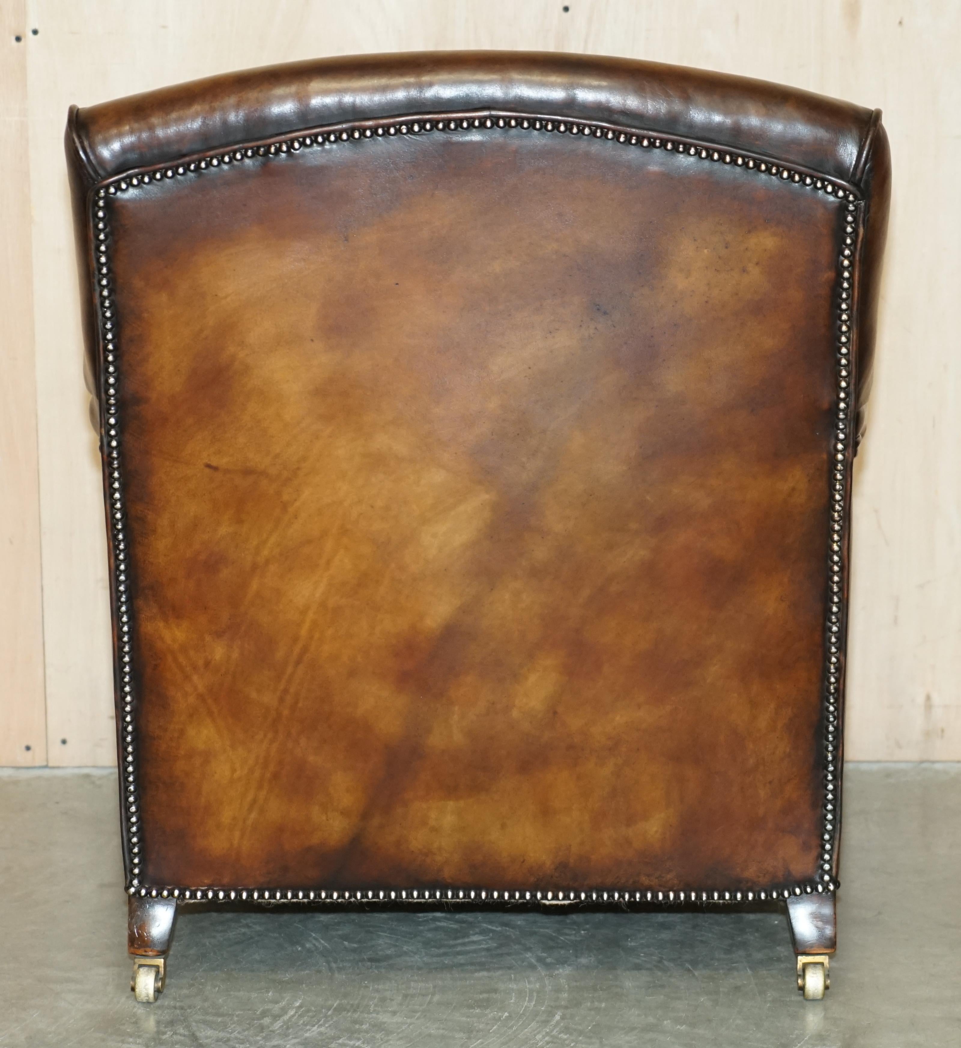 FULLY RESTORED PAIR OF ANTIQUE HOWARD & SON BRIDGEWATER BROWN LEATHER ARMCHAIRs For Sale 8