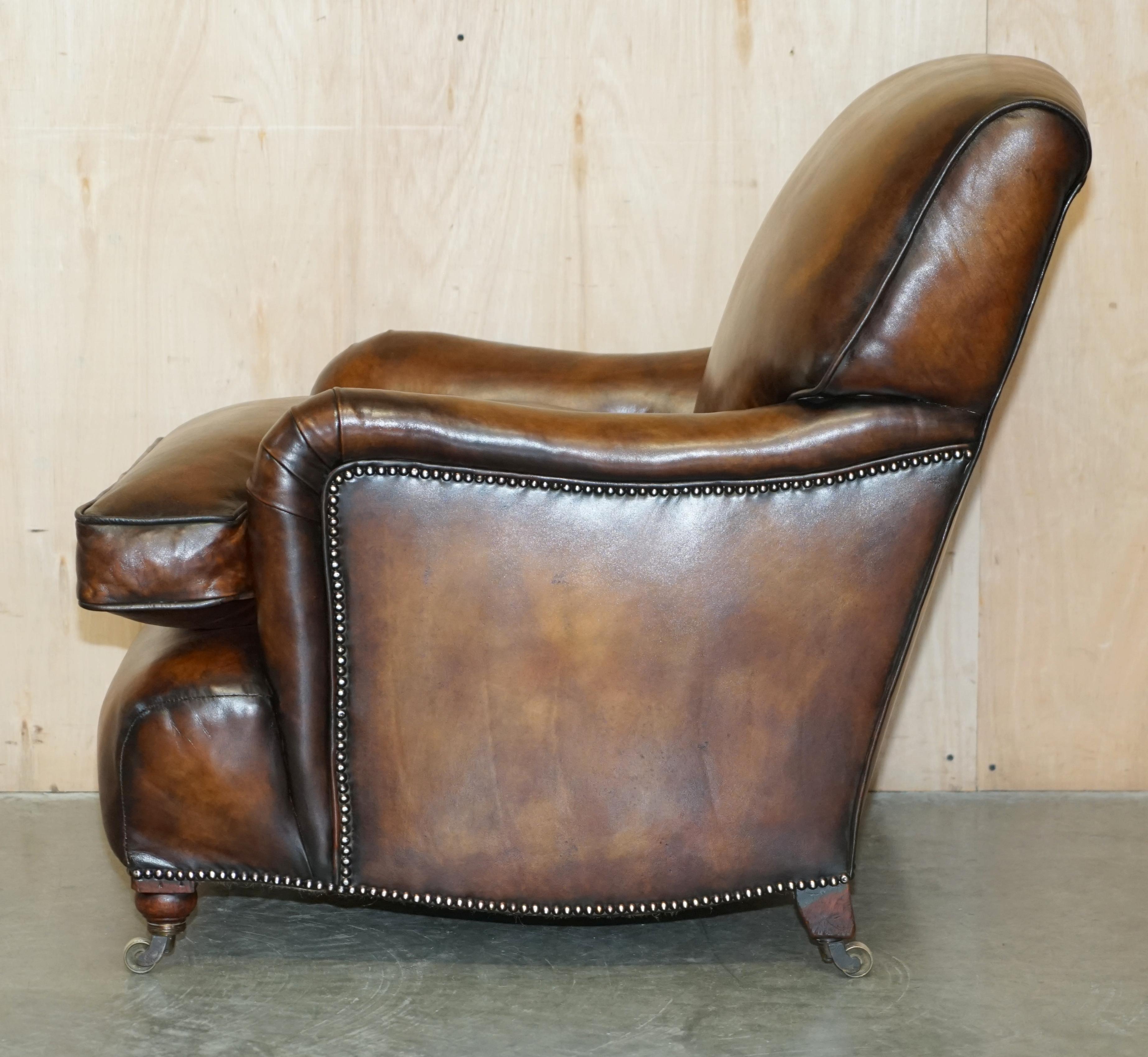 FULLY RESTORED PAIR OF ANTIQUE HOWARD & SON BRIDGEWATER BROWN LEATHER ARMCHAIRs For Sale 10