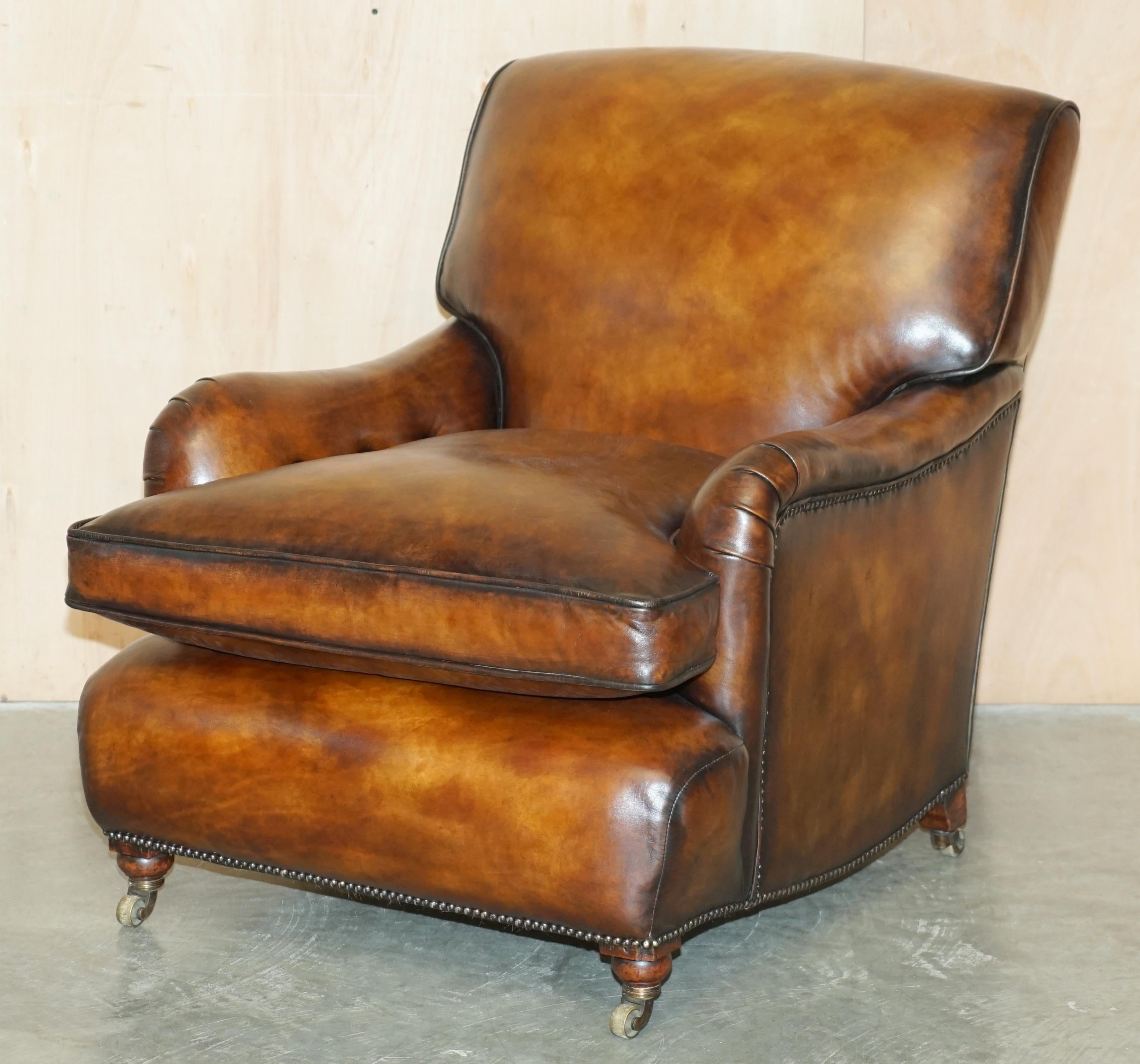 Anglais Paire de fauteuils anciens en cuir Brown de Howard and Sons entièrement restaurés en vente