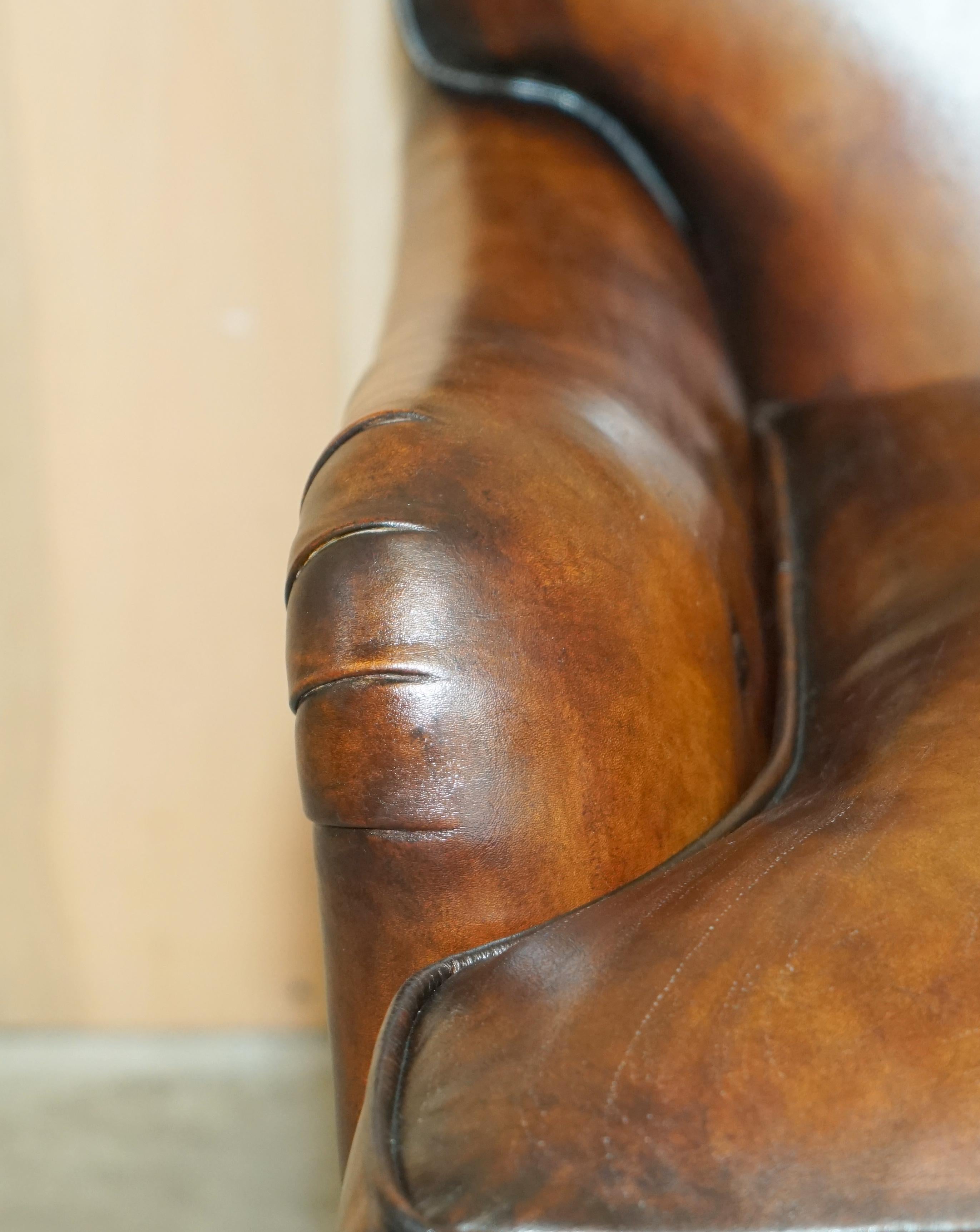 Cuir Paire de fauteuils anciens en cuir Brown de Howard and Sons entièrement restaurés en vente