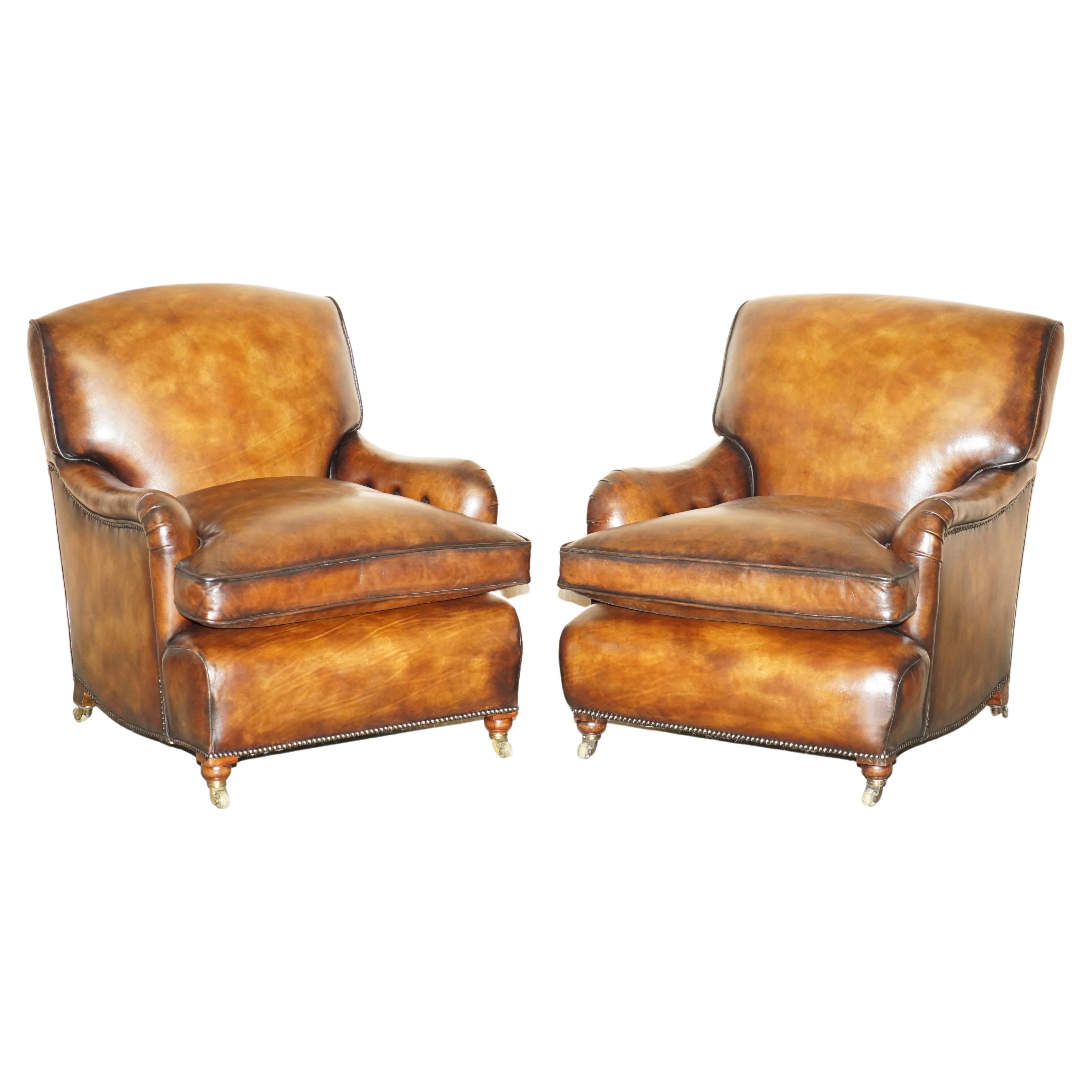 Paire de fauteuils anciens en cuir Brown de Howard and Sons entièrement restaurés en vente