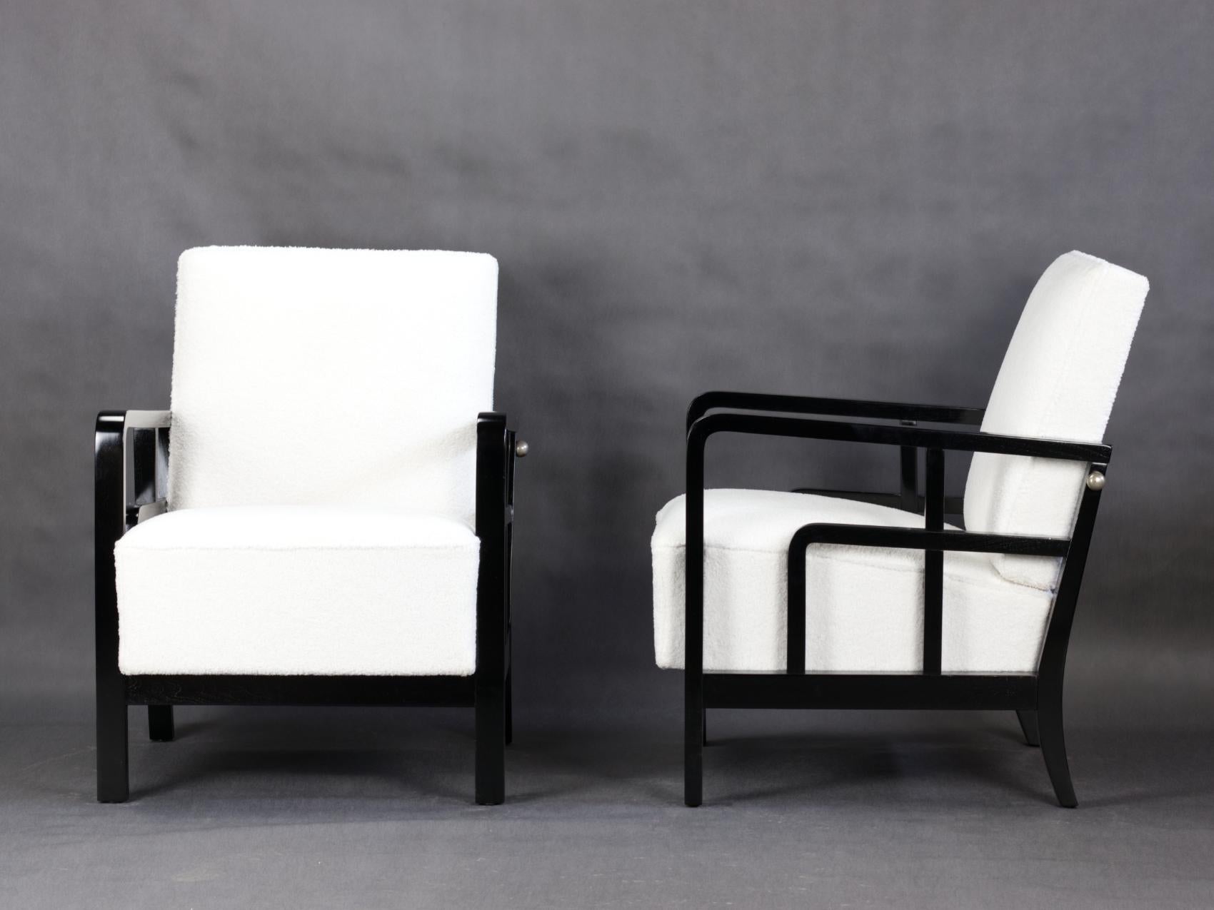 Ein Paar österreichische Art-Déco-Sessel aus Nussbaumholz. professionell restauriert und neu gepolstert. Holzoberfläche in schwarzer französischer Politur.