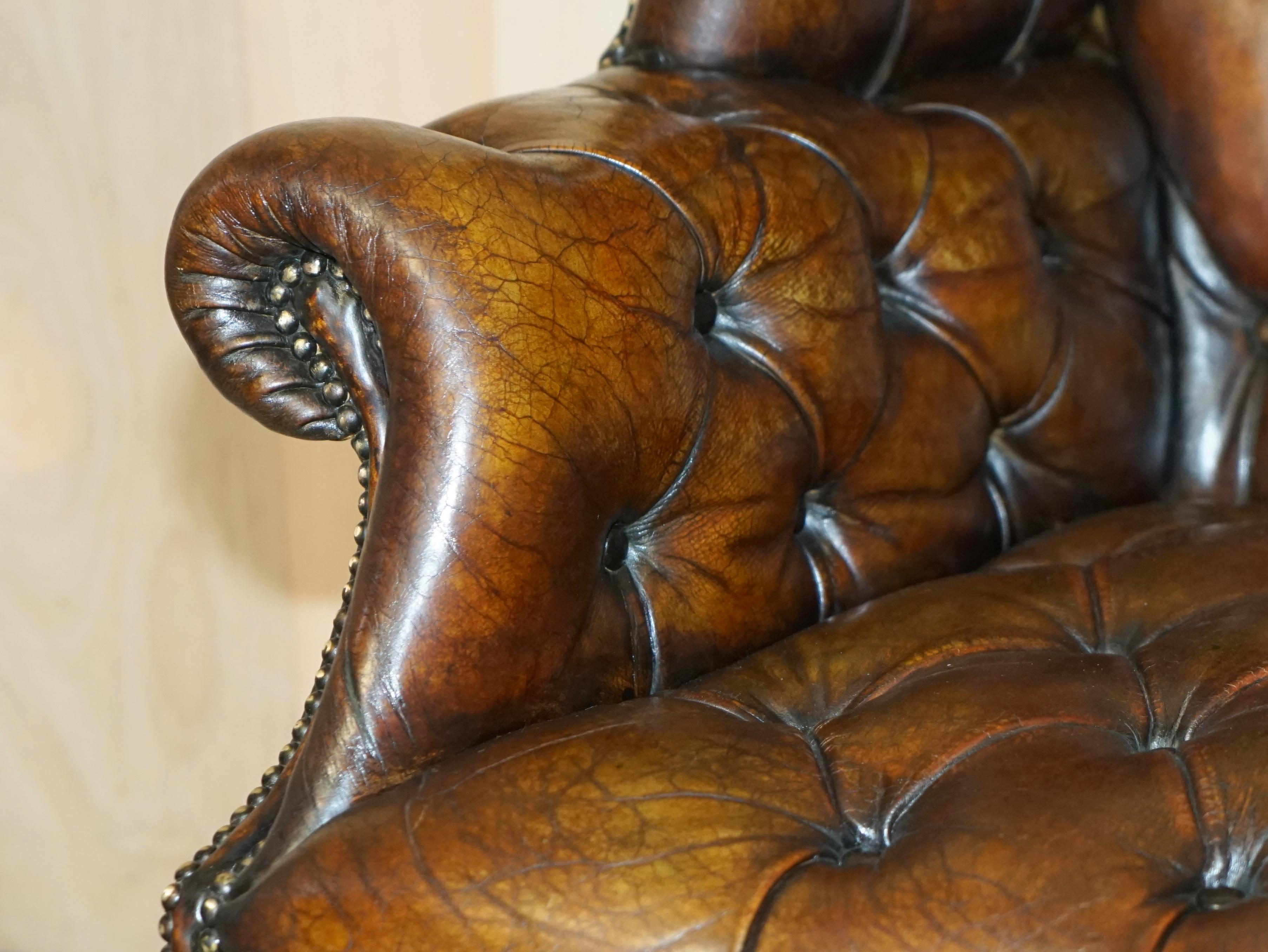 FULLY RESTORED PAIR OF HAND DYED BROWN LEATHER CHESTERFiELD WINGBACK ARMCHAIRS For Sale 3