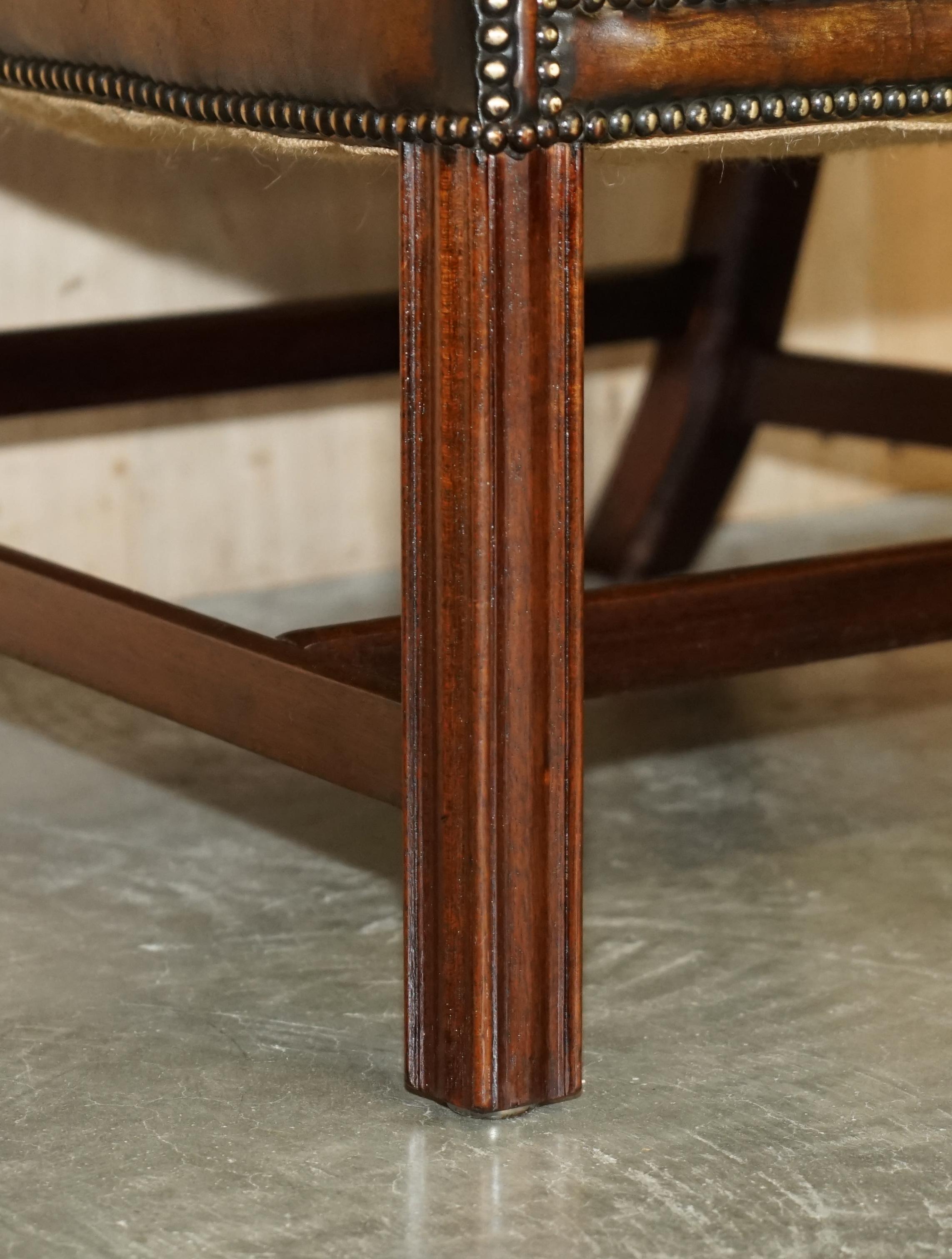 Paire de fauteuils Chesterfield en cuir brun teint à la main entièrement restaurés en vente 4