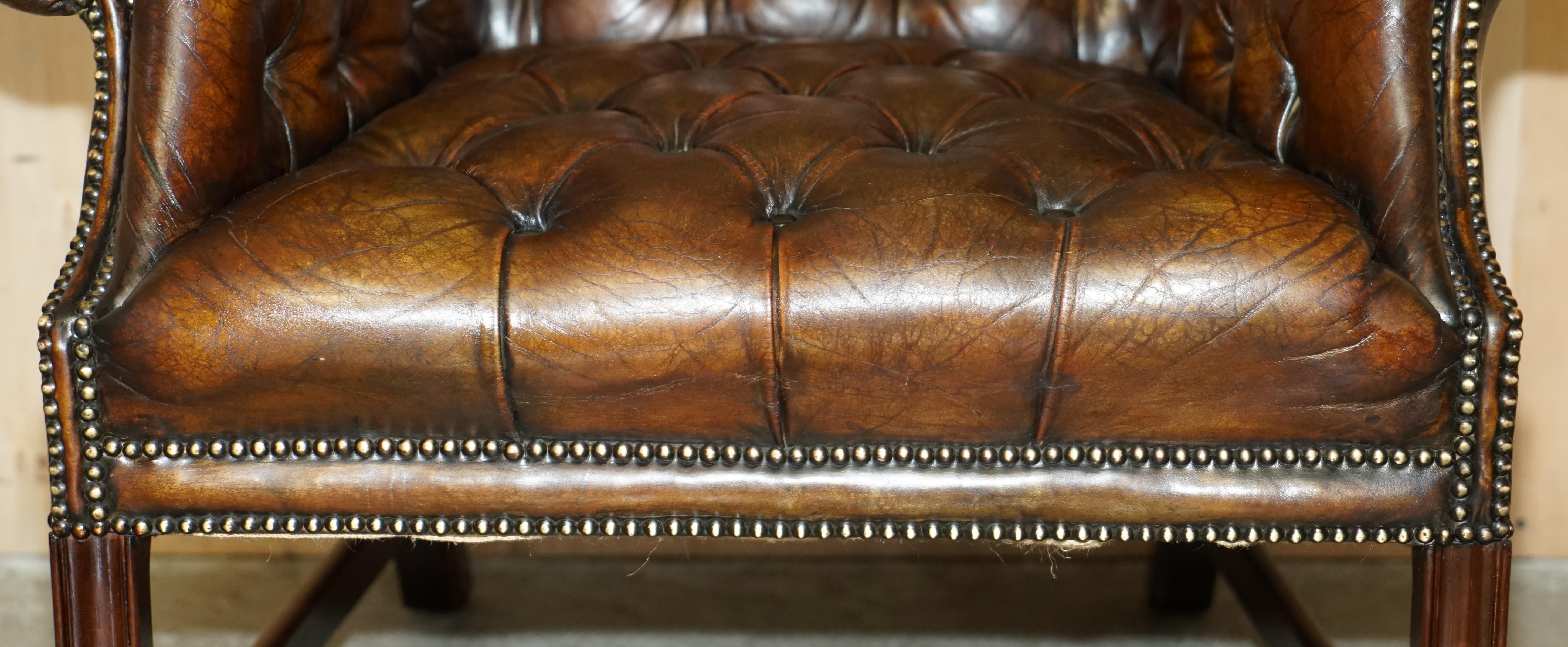 FULLY RESTORED PAIR OF HAND DYED BROWN LEATHER CHESTERFiELD WINGBACK ARMCHAIRS For Sale 5