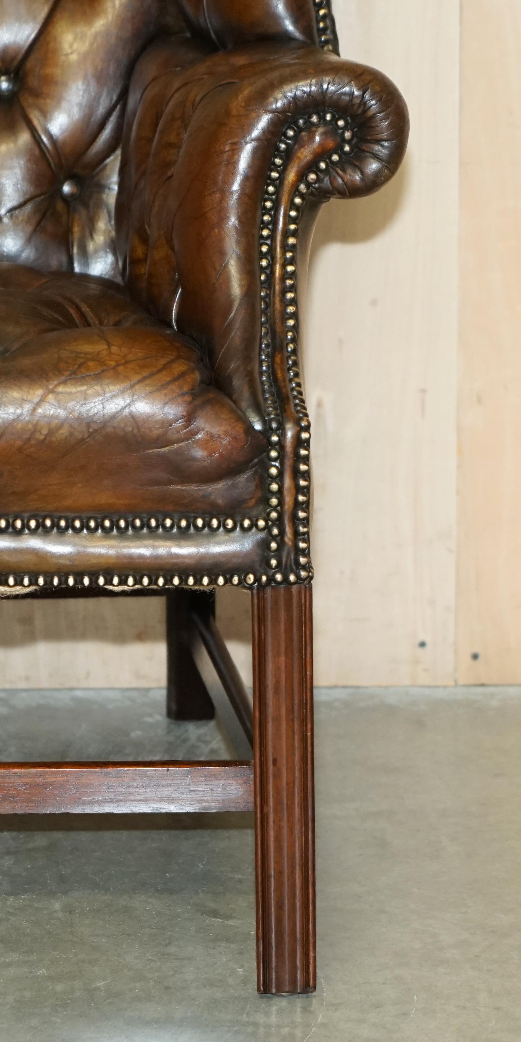 Paire de fauteuils Chesterfield en cuir brun teint à la main entièrement restaurés en vente 6