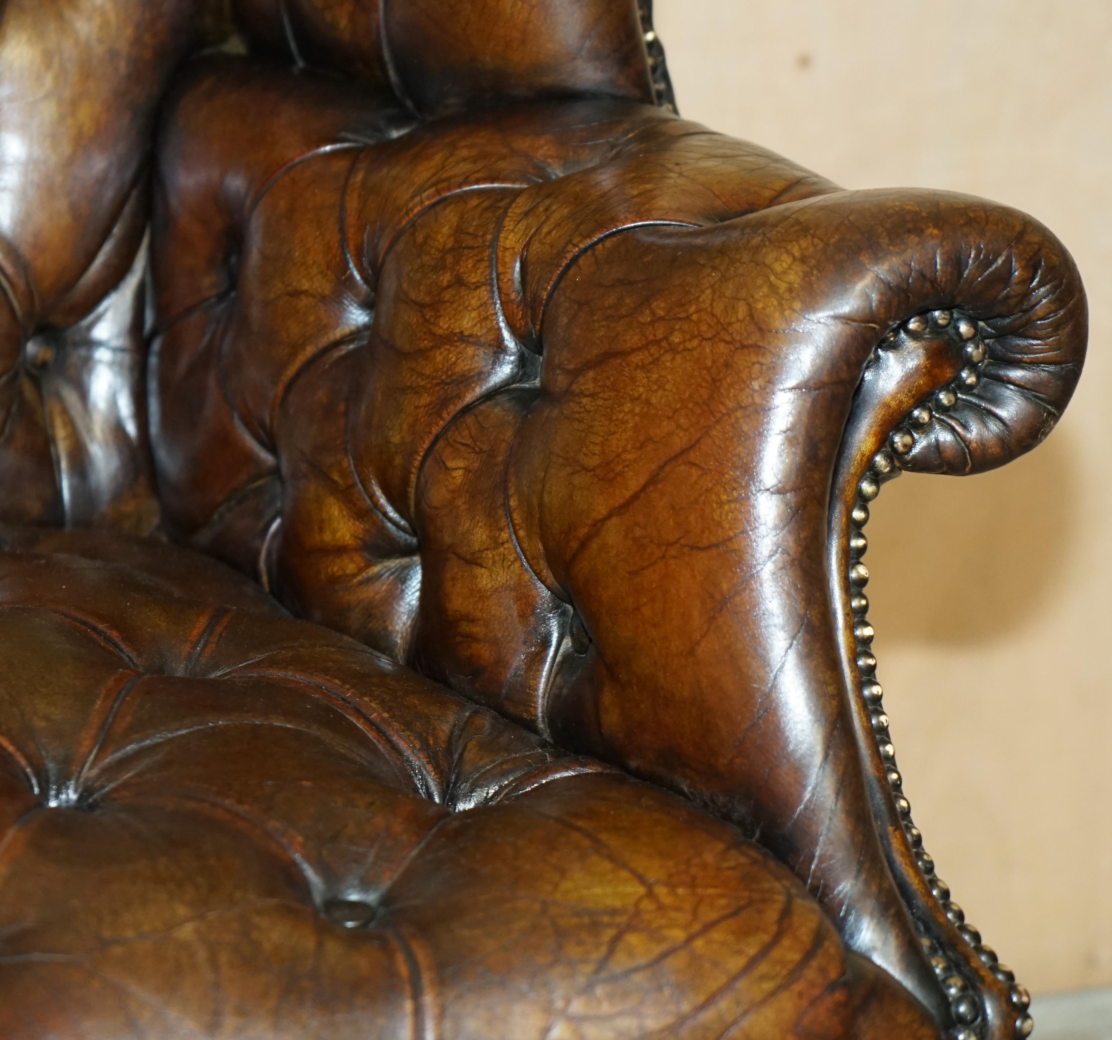 FULLY RESTORED PAIR OF HAND DYED BROWN LEATHER CHESTERFiELD WINGBACK ARMCHAIRS For Sale 7
