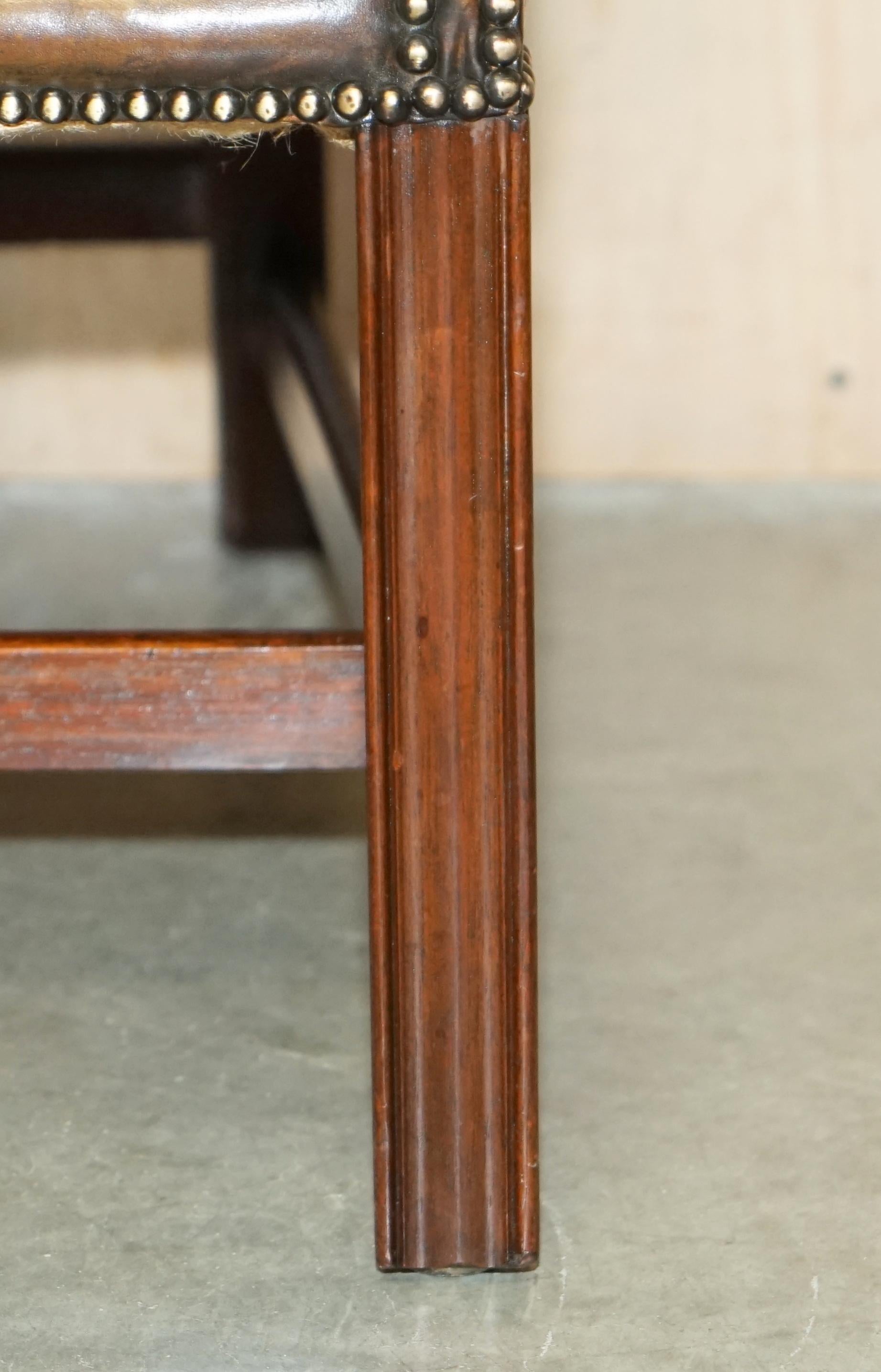 Paire de fauteuils Chesterfield en cuir brun teint à la main entièrement restaurés en vente 8