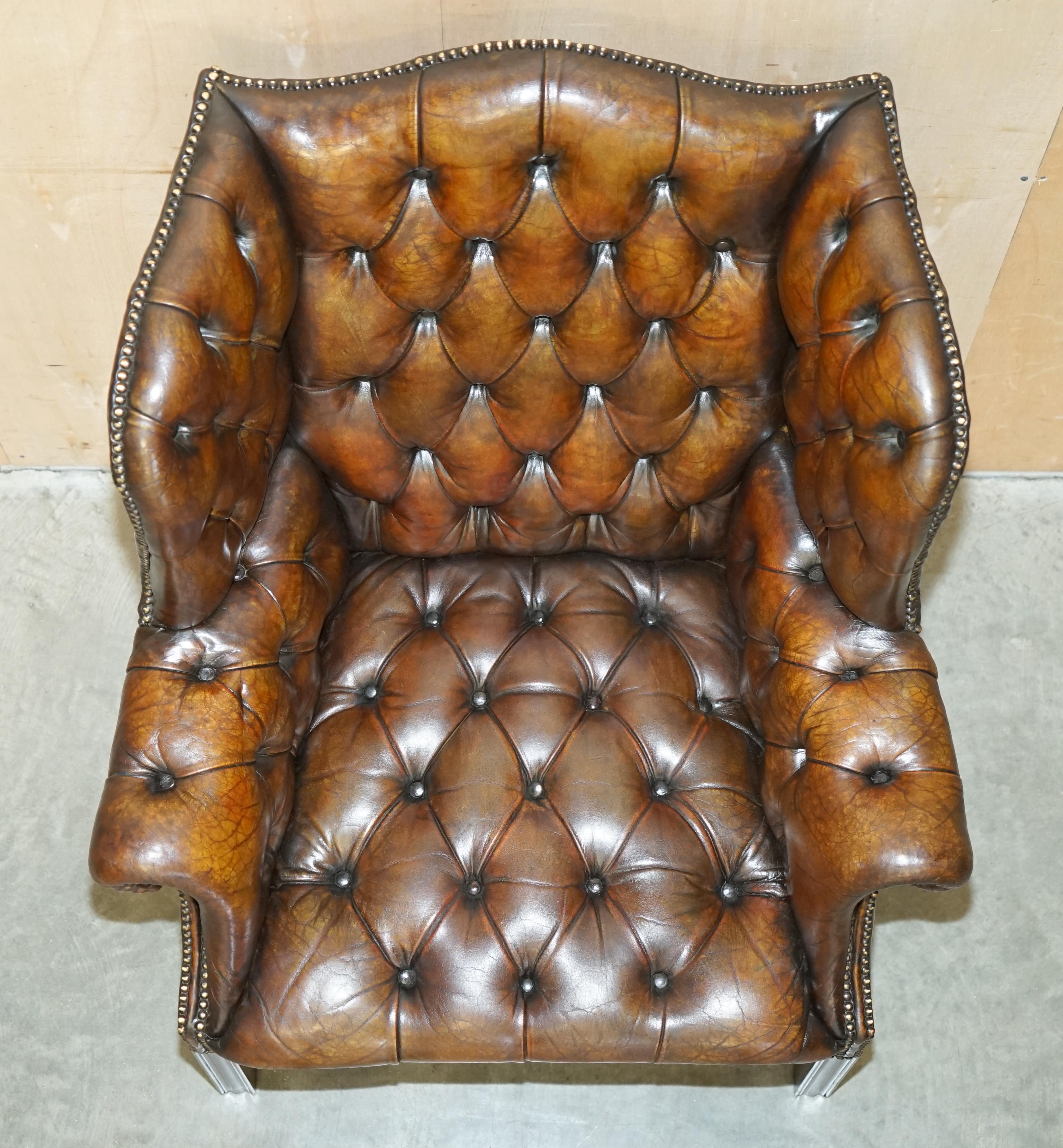 FULLY RESTORED PAIR OF HAND DYED BROWN LEATHER CHESTERFiELD WINGBACK ARMCHAIRS For Sale 9