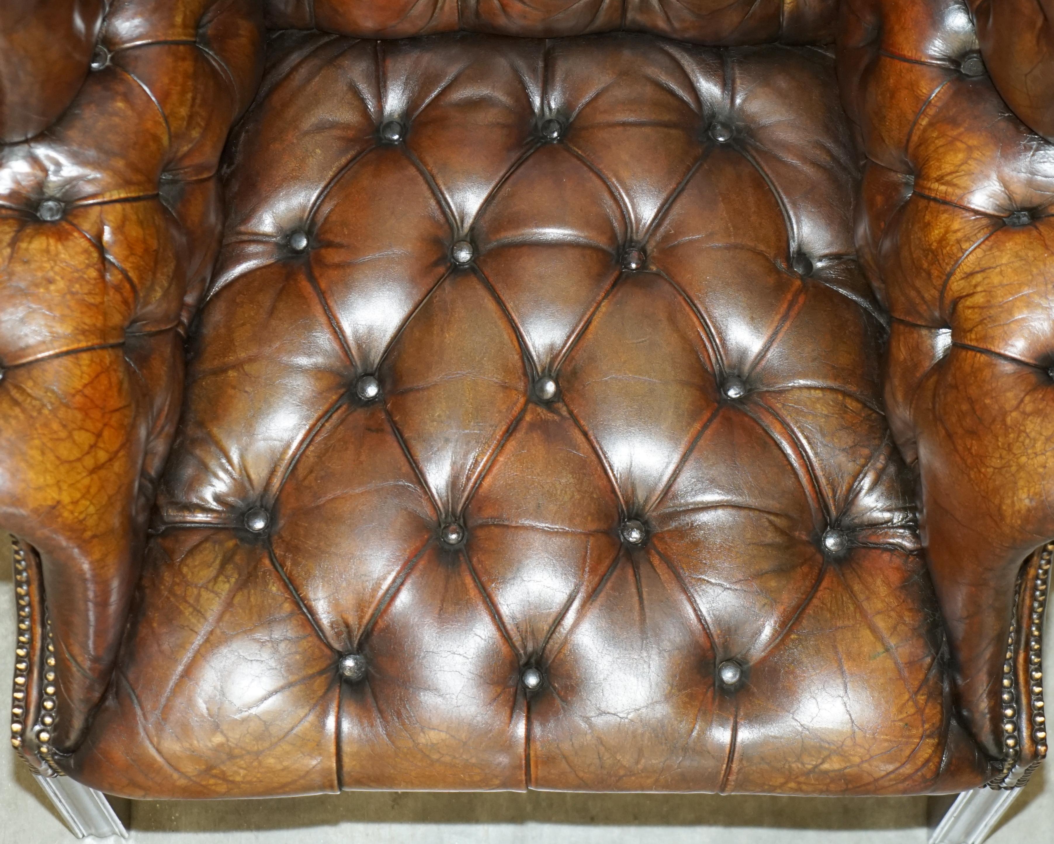 FULLY RESTORED PAIR OF HAND DYED BROWN LEATHER CHESTERFiELD WINGBACK ARMCHAIRS For Sale 10