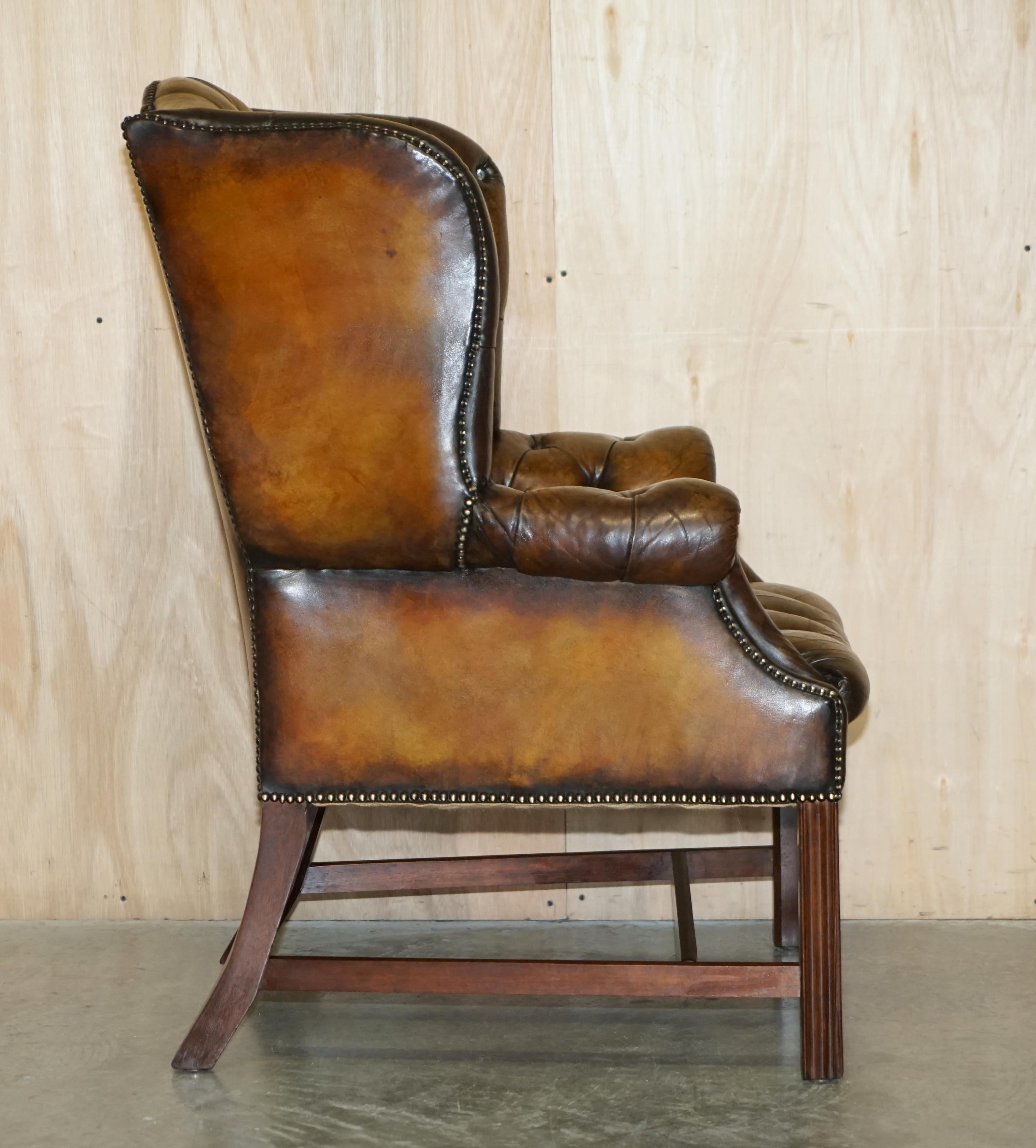 FULLY RESTORED PAIR OF HAND DYED BROWN LEATHER CHESTERFiELD WINGBACK ARMCHAIRS For Sale 11