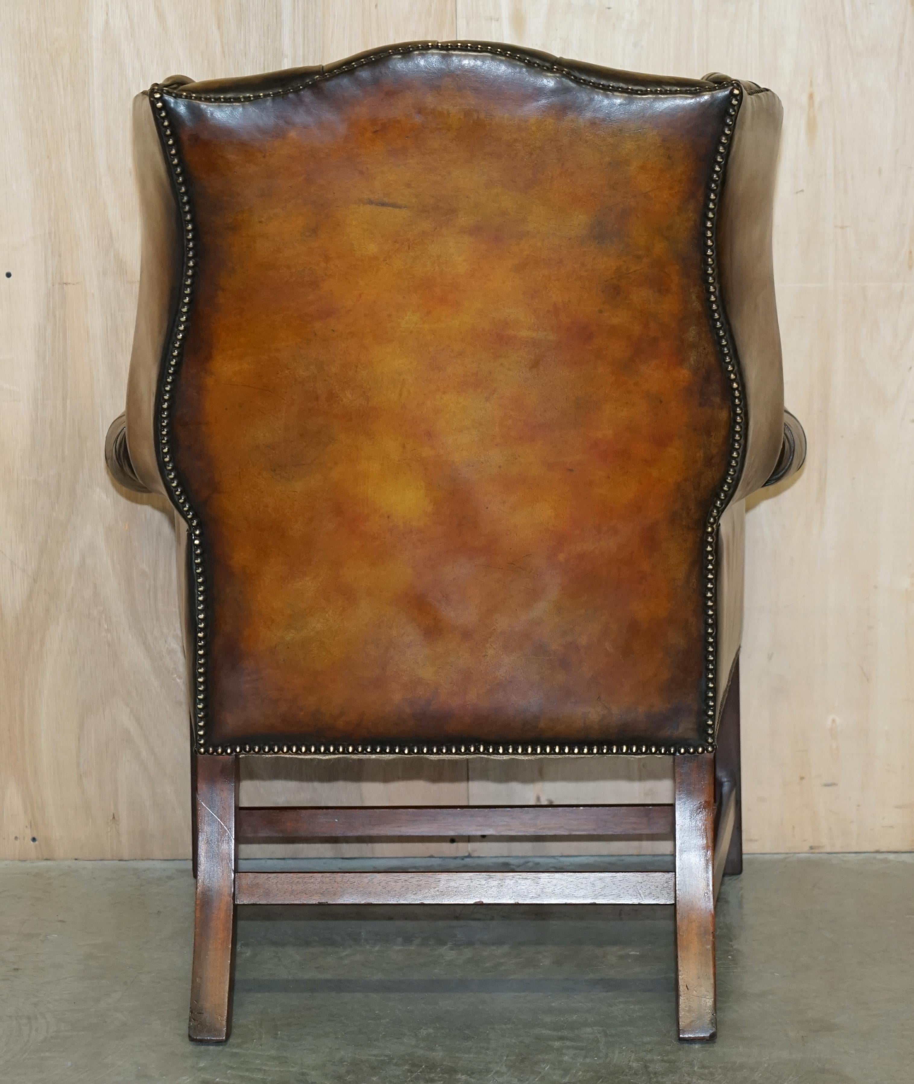 FULLY RESTORED PAIR OF HAND DYED BROWN LEATHER CHESTERFiELD WINGBACK ARMCHAIRS For Sale 12