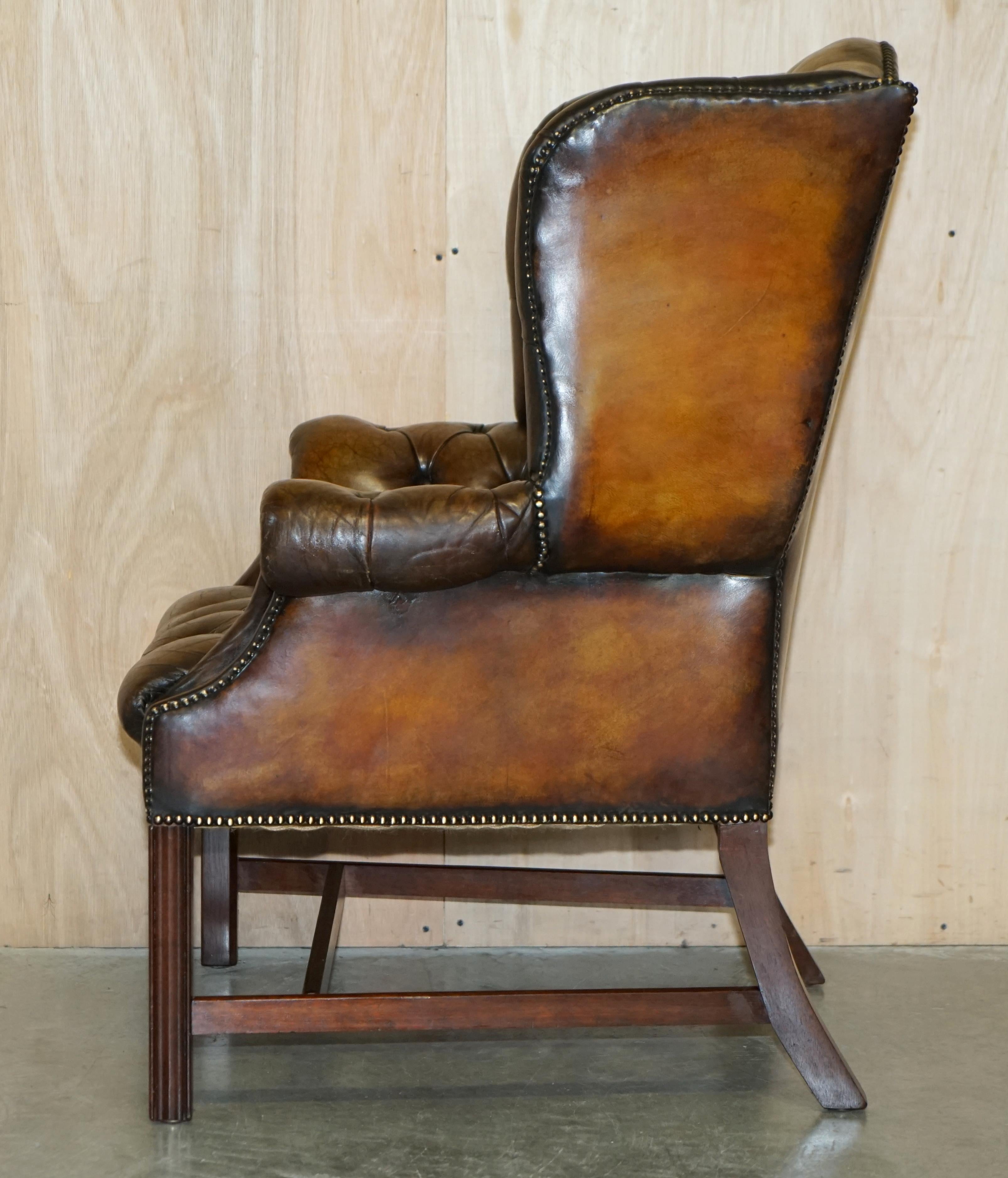 FULLY RESTORED PAIR OF HAND DYED BROWN LEATHER CHESTERFiELD WINGBACK ARMCHAIRS For Sale 13