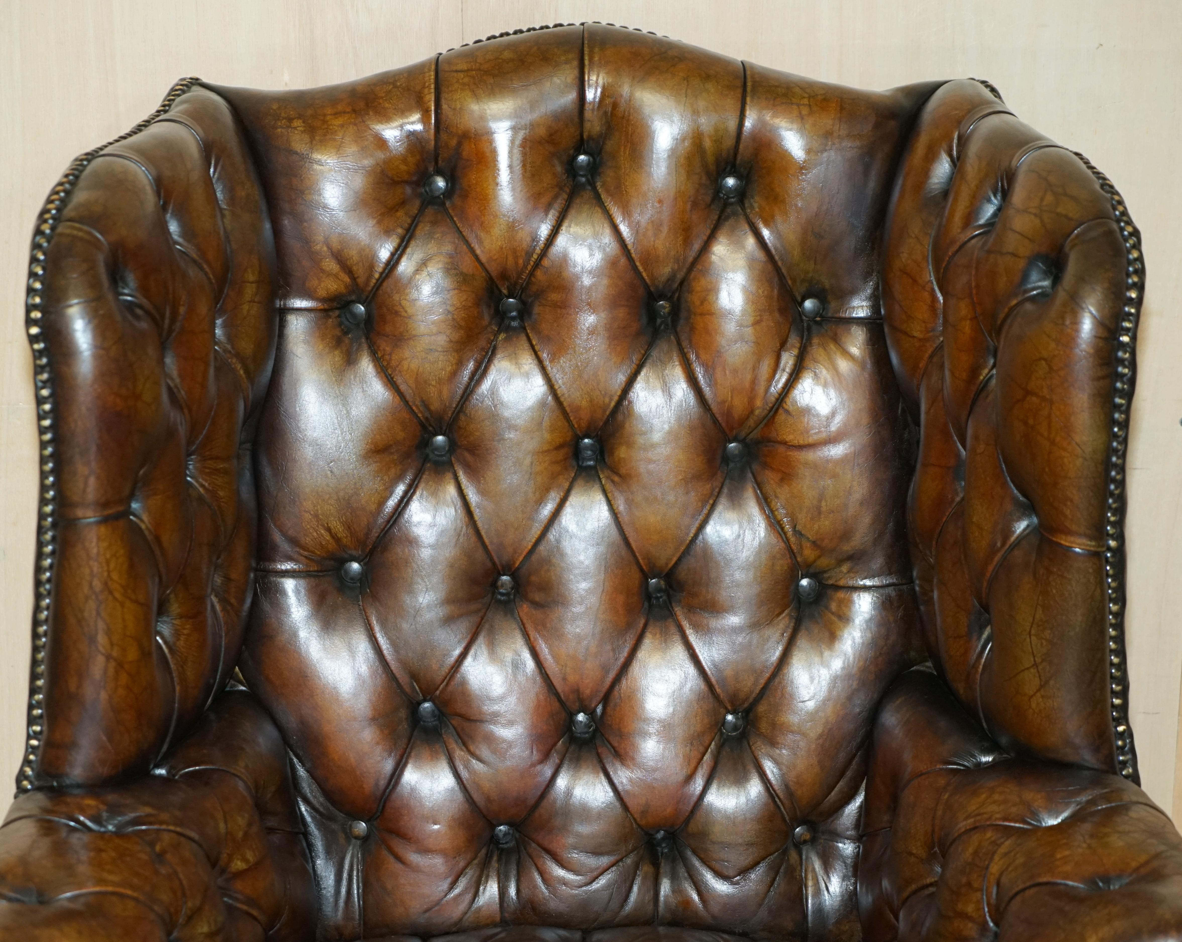 English FULLY RESTORED PAIR OF HAND DYED BROWN LEATHER CHESTERFiELD WINGBACK ARMCHAIRS For Sale