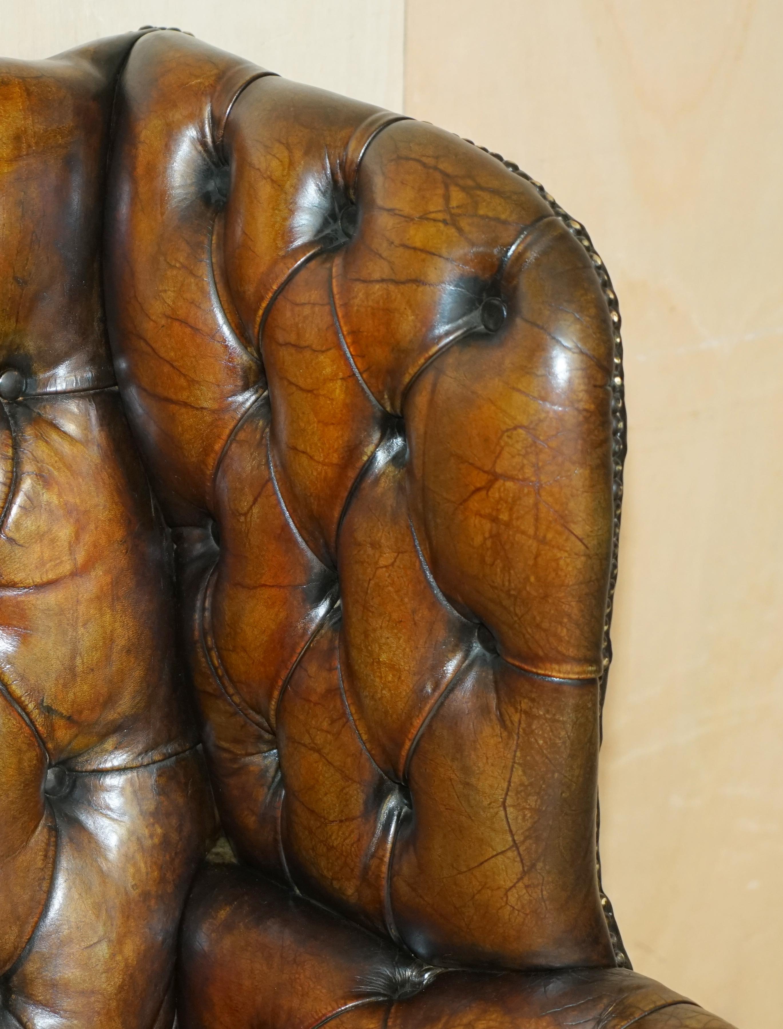Fait main Paire de fauteuils Chesterfield en cuir brun teint à la main entièrement restaurés en vente