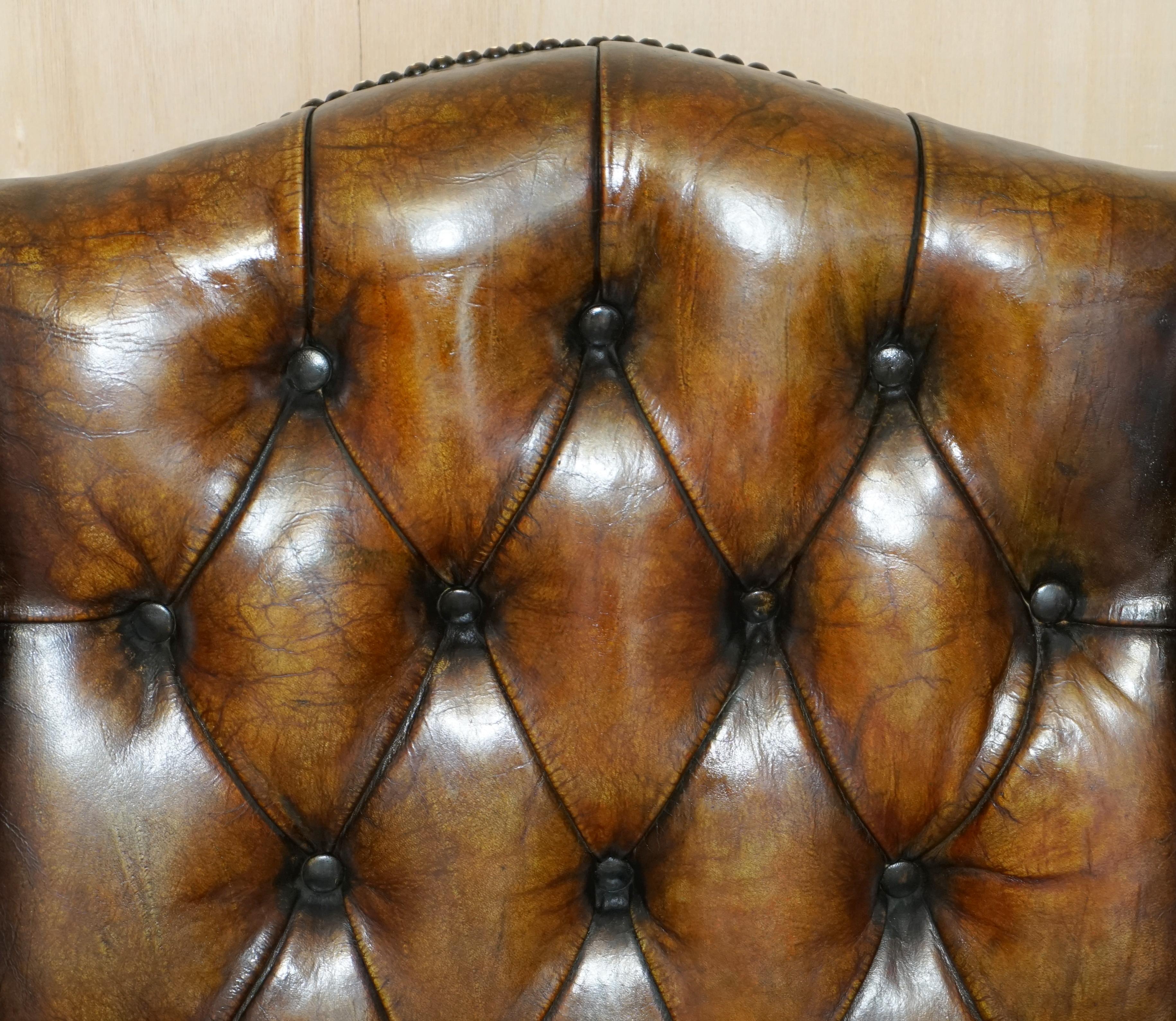 Début du 20ème siècle Paire de fauteuils Chesterfield en cuir brun teint à la main entièrement restaurés en vente