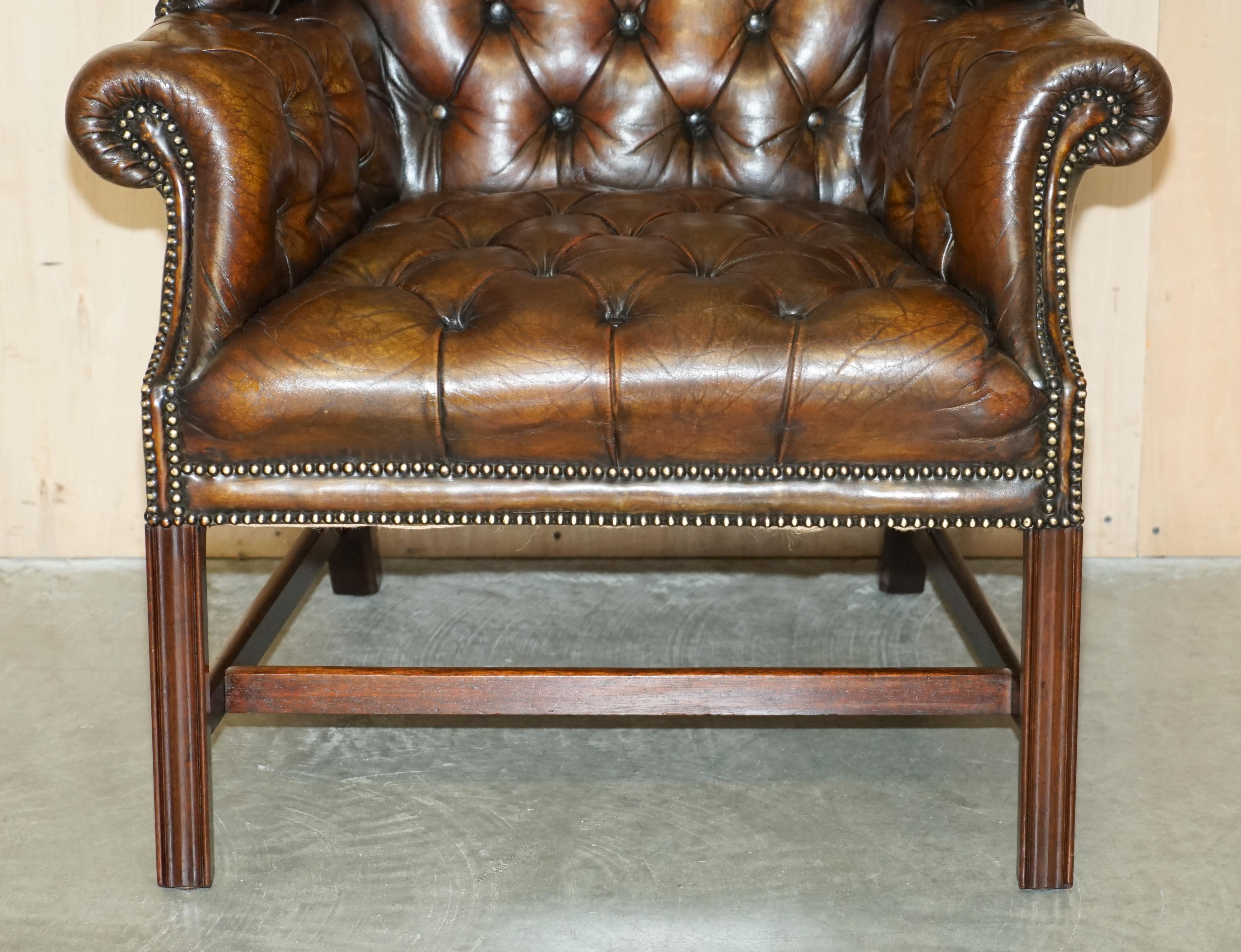 FULLY RESTORED PAIR OF HAND DYED BROWN LEATHER CHESTERFiELD WINGBACK ARMCHAIRS For Sale 1