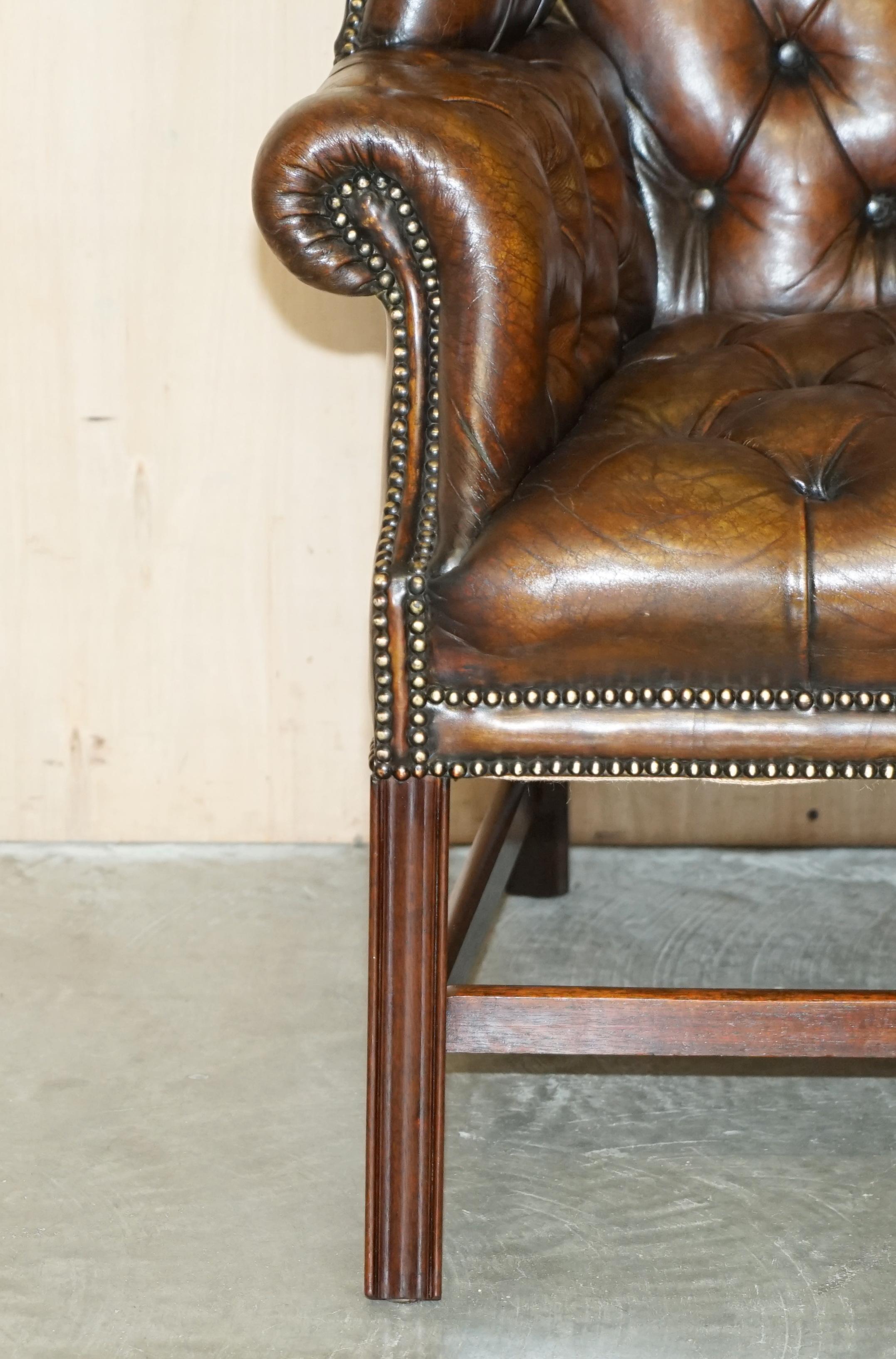 FULLY RESTORED PAIR OF HAND DYED BROWN LEATHER CHESTERFiELD WINGBACK ARMCHAIRS For Sale 2