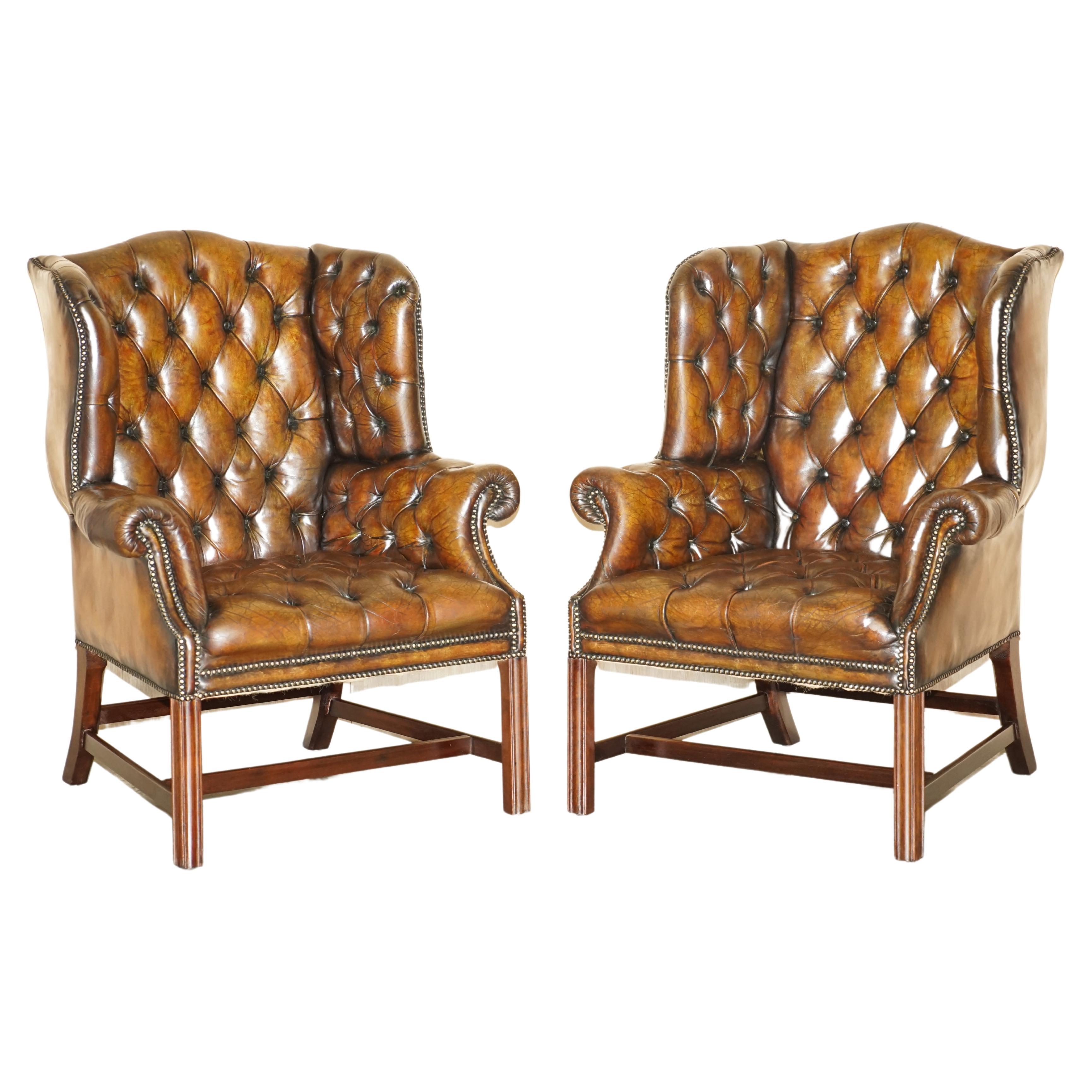 Paire de fauteuils Chesterfield en cuir brun teint à la main entièrement restaurés