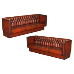 Coppia di enormi divani Chesterfield in pelle marrone da 4-5 posti ciascuno completamente restaurati