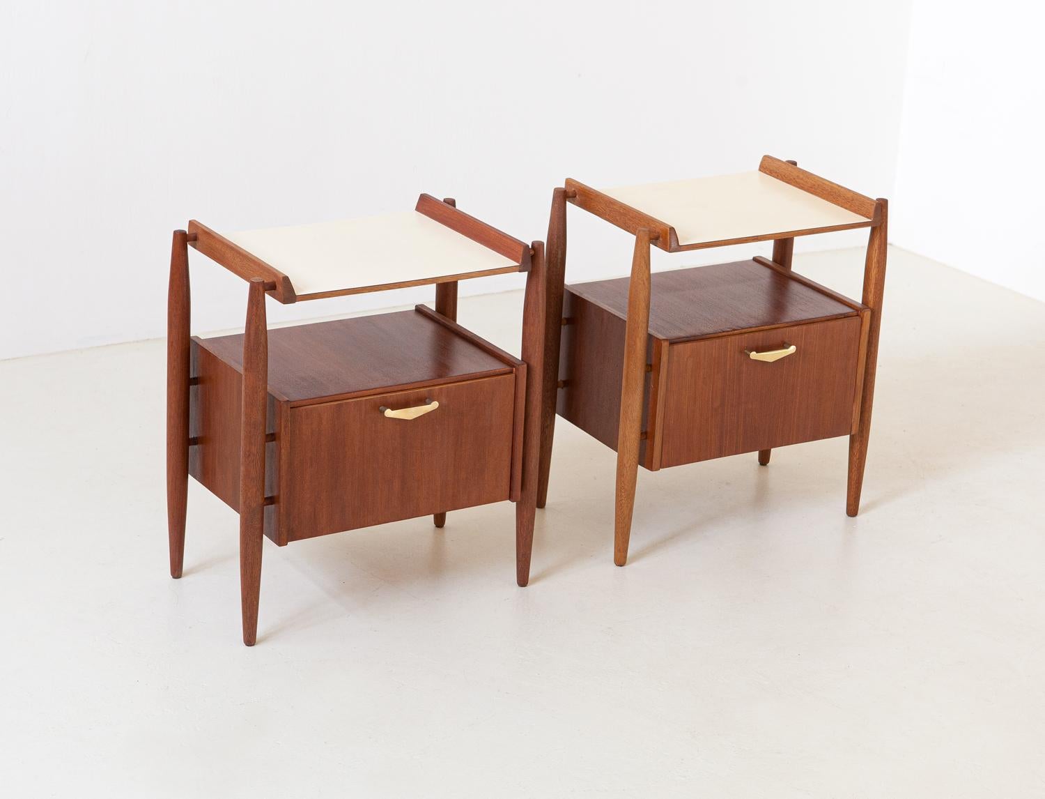 Fully Restored Pair of Italian Teak and brass Bedside Tables In Good Condition In Rome, IT