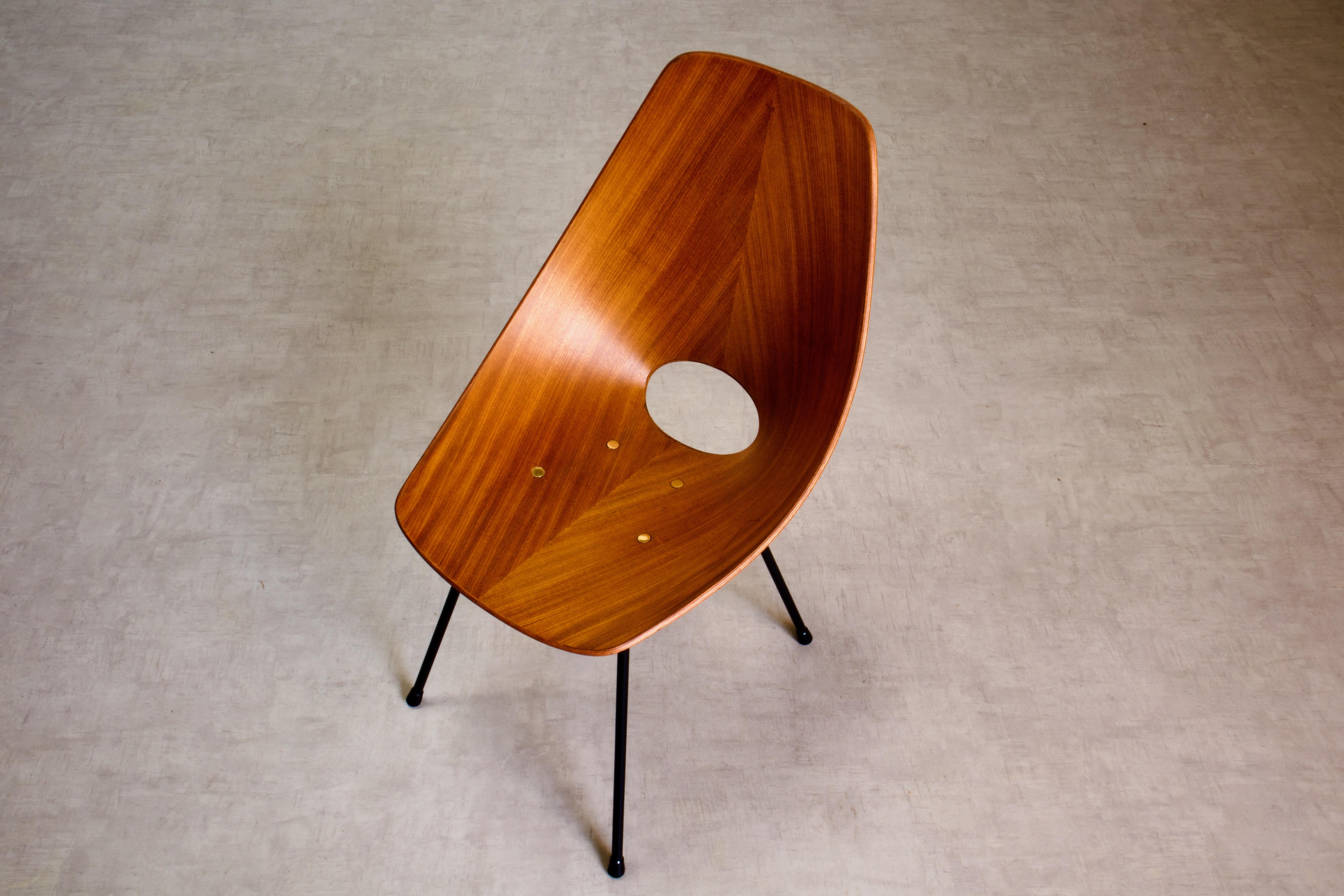 Paire de chaises d'appoint Medea entièrement restaurées en bois de feuillus exotique, Nobili, 1955, Italie en vente 3