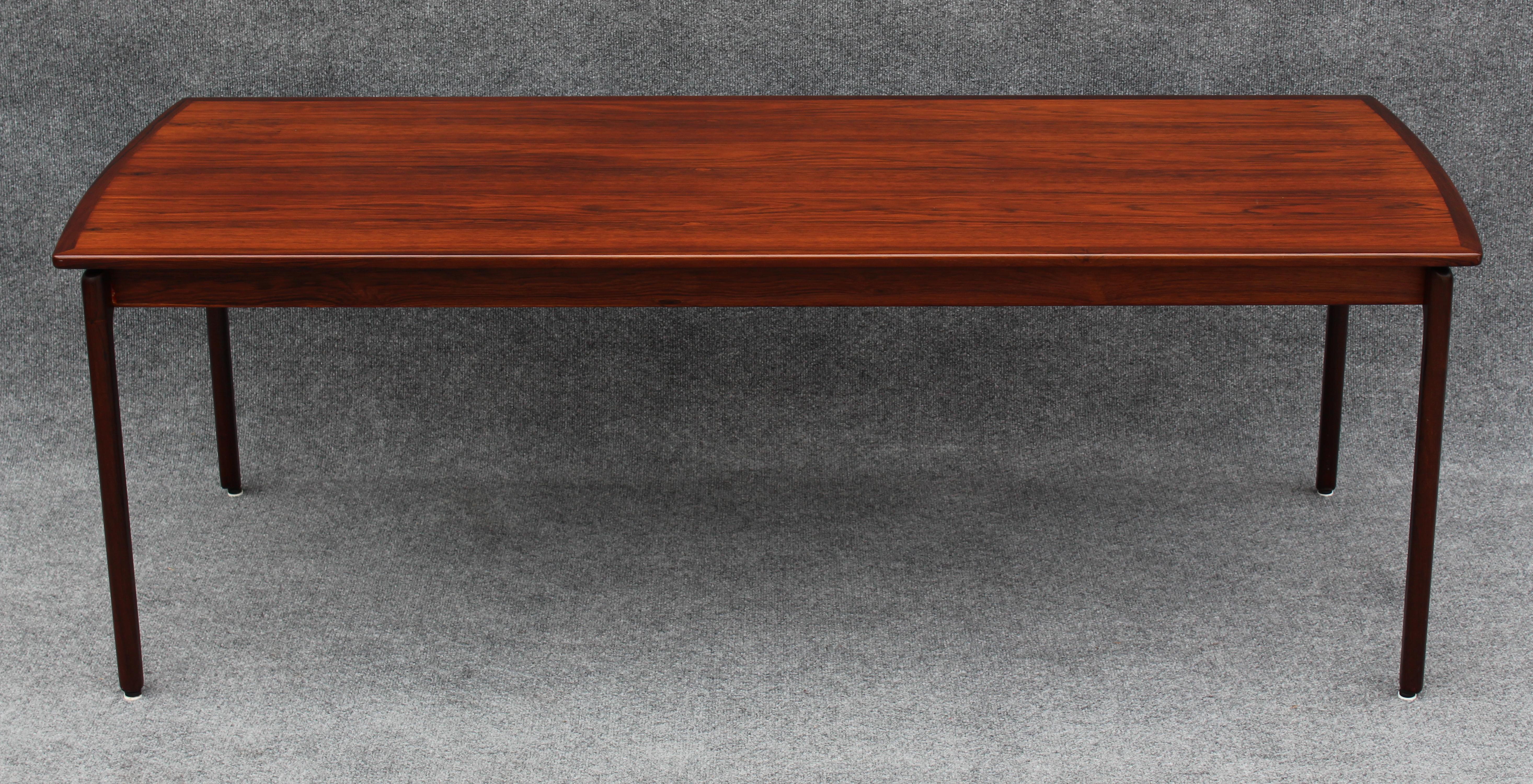 Conçue dans les années 1960 par l'emblématique designer Ole Wanscher, cette table basse haute a été produite par Poul Jeppesens Mobelfabrik. Cet exemplaire n'est pas seulement la rare variante en bois de rose, mais aussi l'un des rares à avoir été