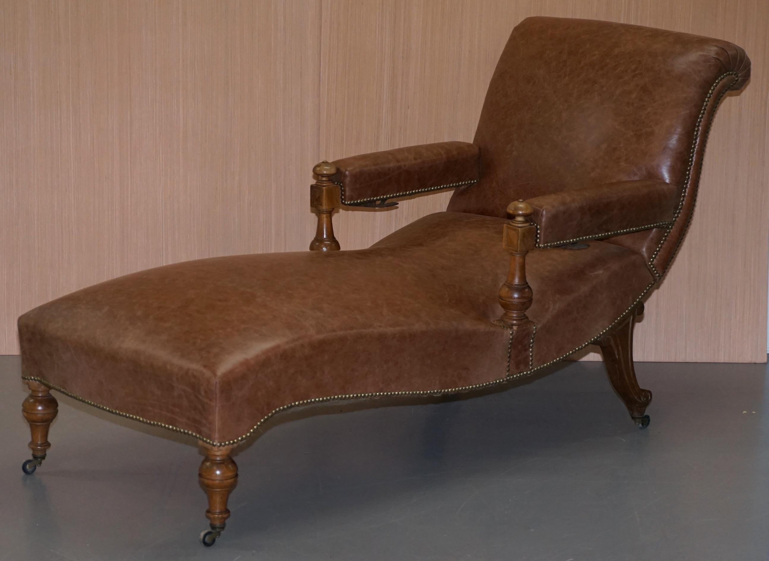 Anglais Chaise longue entièrement restaurée CIR 1860 Fauteuil Victorien en cuir brun en vente