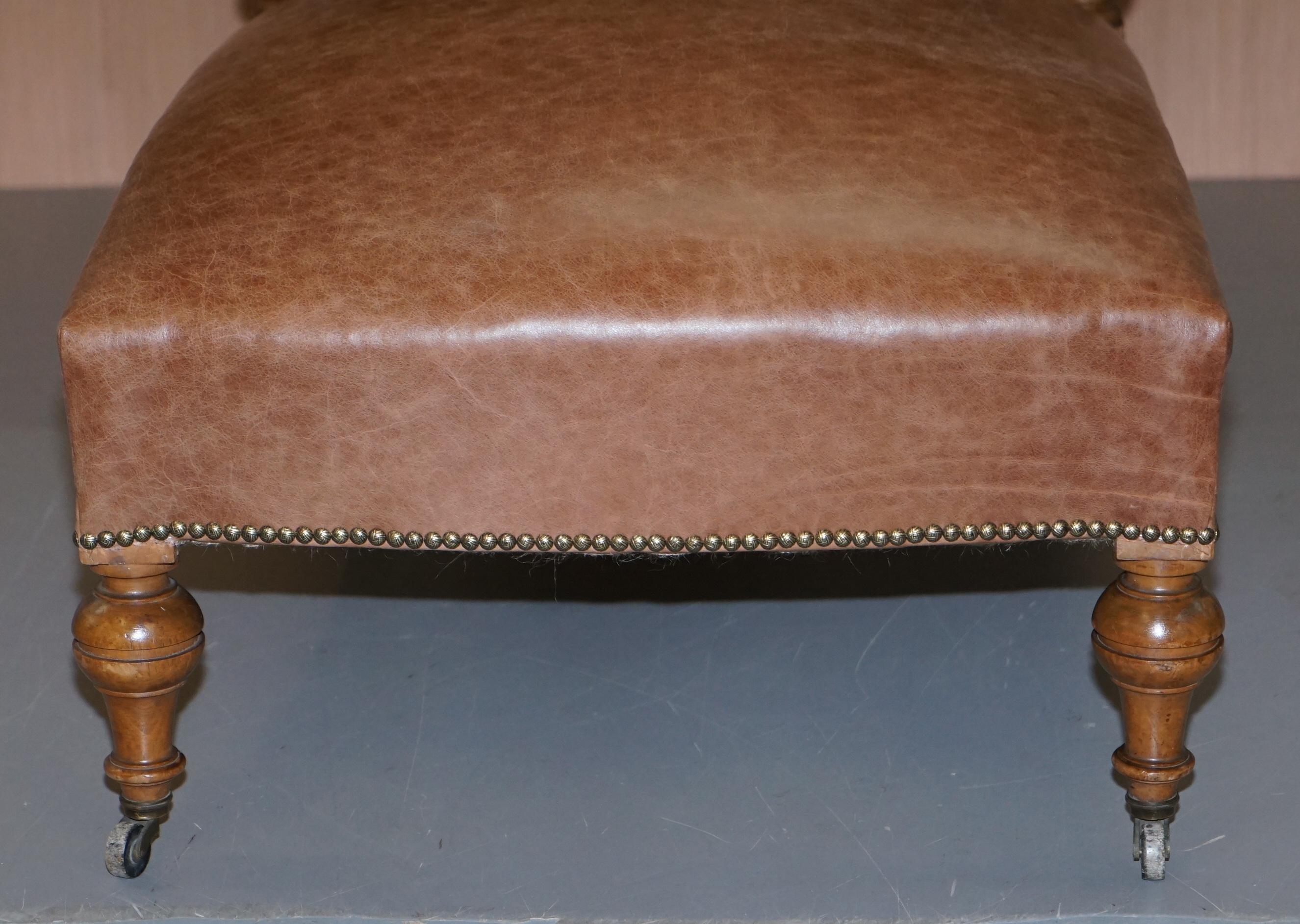 Cuir Chaise longue entièrement restaurée CIR 1860 Fauteuil Victorien en cuir brun en vente