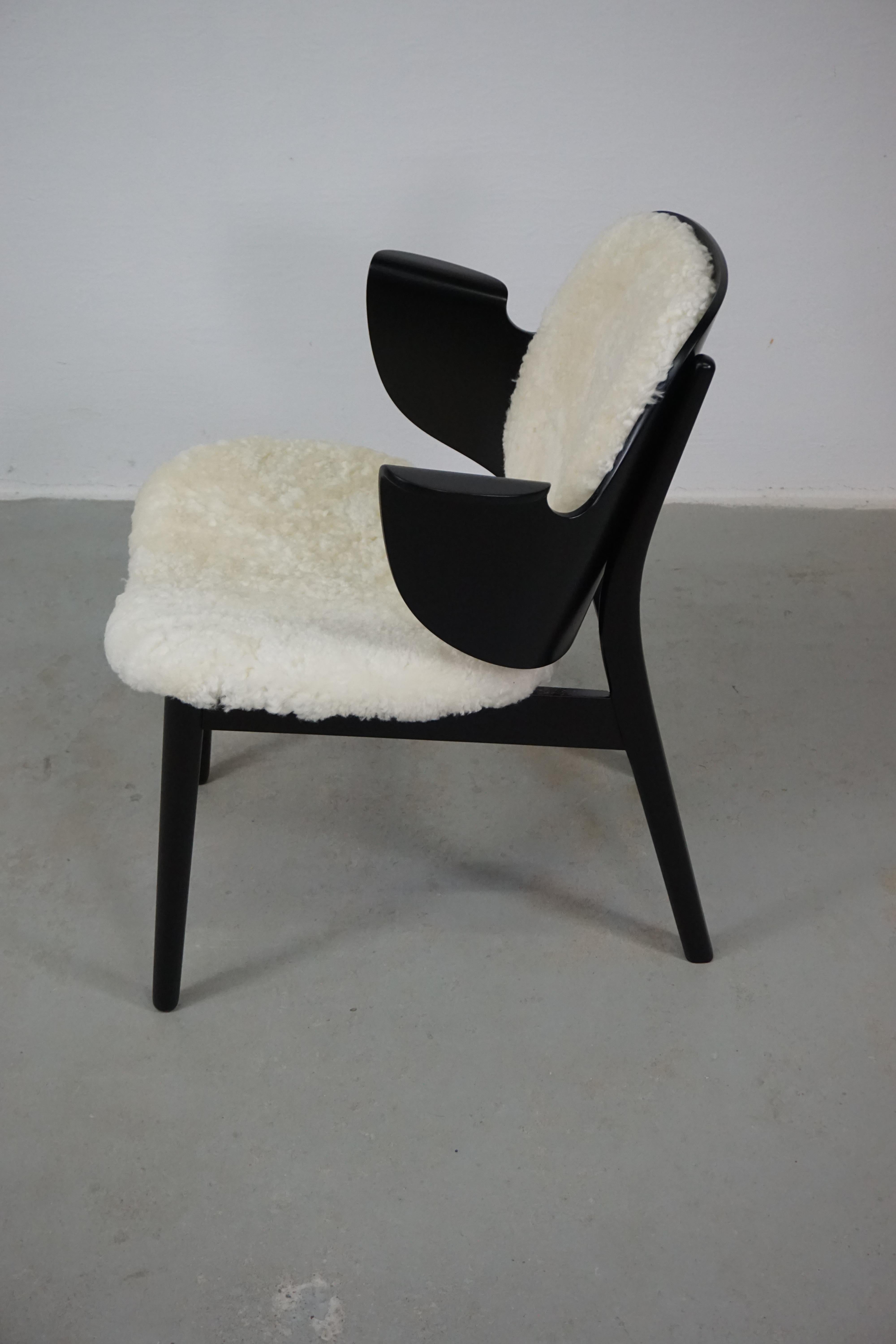 1960s Restored, Refinished Hans Olsen 107 Armchair Reupholstered with Sheepskin  In Excellent Condition For Sale In Knebel, DK