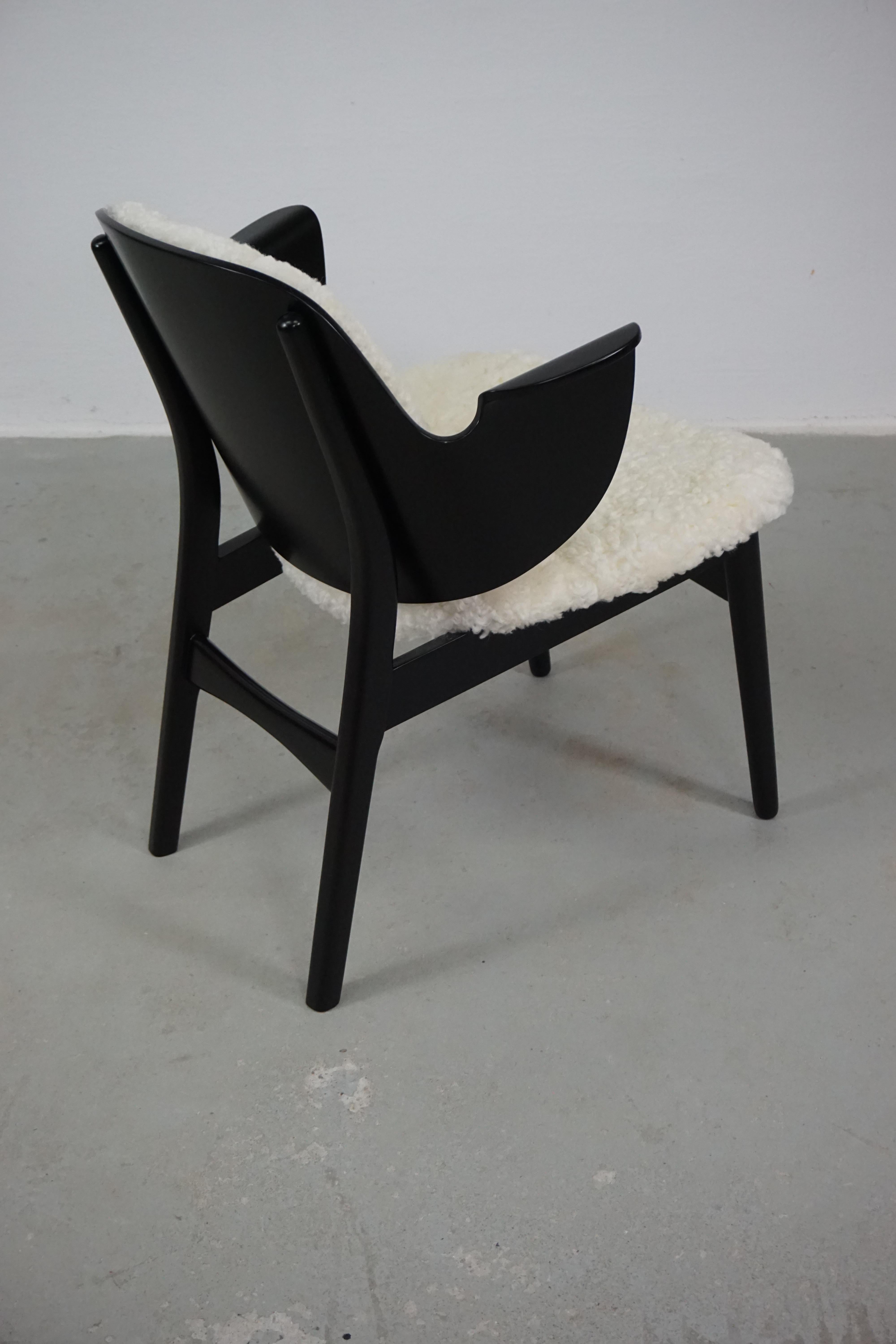 1960s Restored, Refinished Hans Olsen 107 Armchair Reupholstered with Sheepskin  For Sale 2