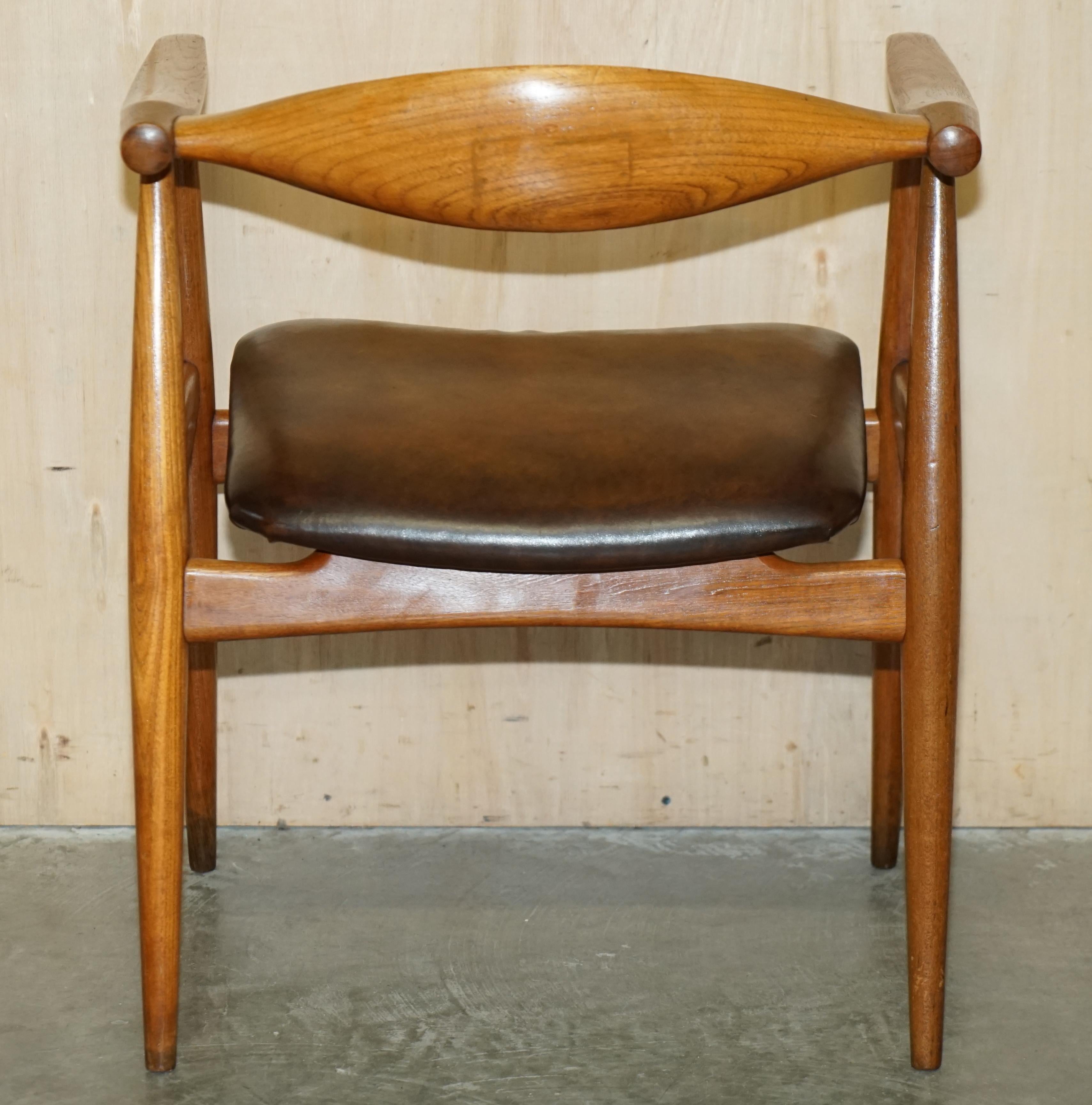 FULLY RESTORED & STAMPED 1960's HANS J WEGNER CH 35 BROWN LEATHER ARMCHAIR For Sale 10