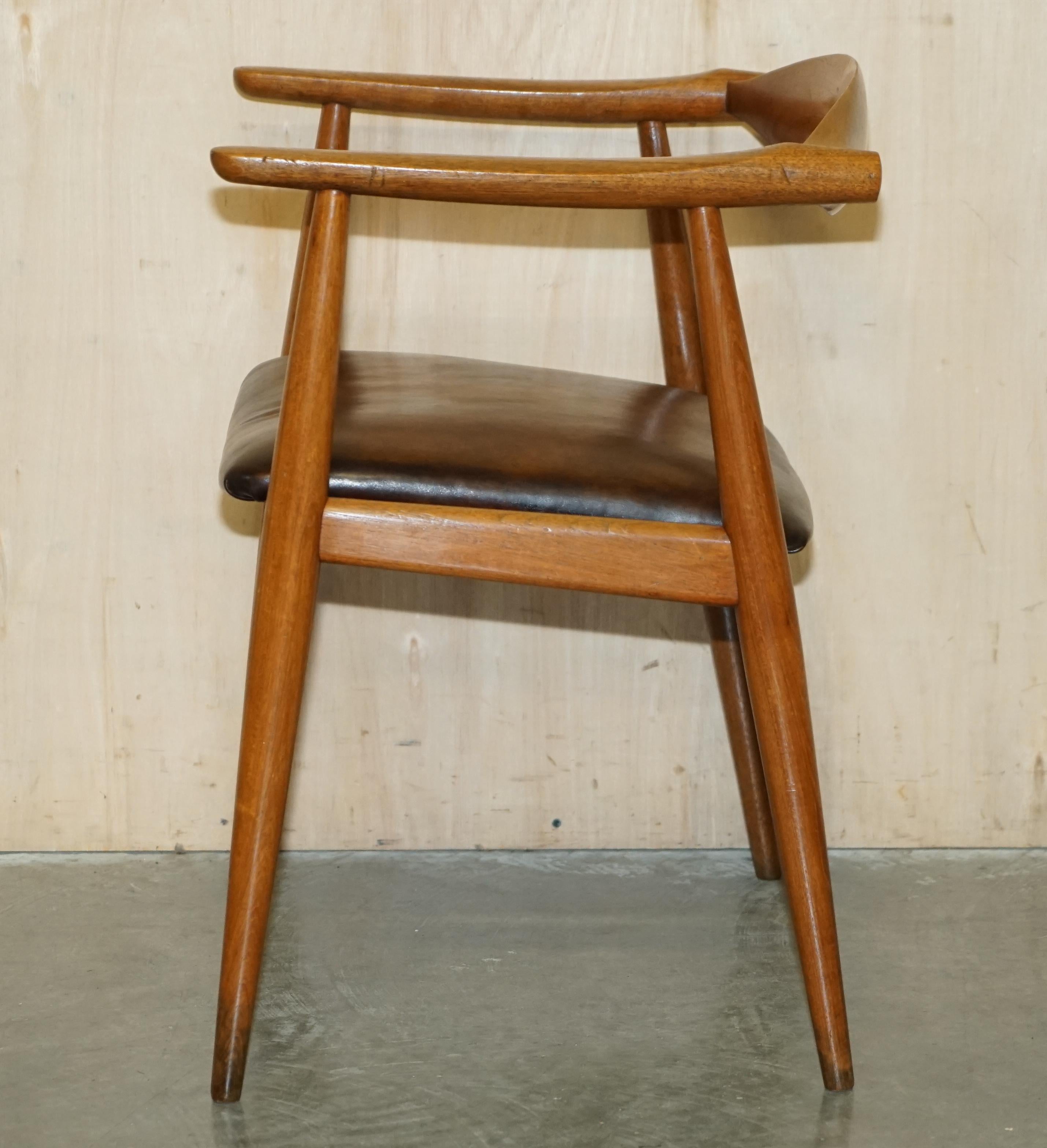 FULLY RESTORED & STAMPED 1960's HANS J WEGNER CH 35 BROWN LEATHER ARMCHAIR For Sale 11