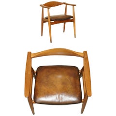 CHAISE EN CUIR MARRON HANS J WEGNER CH 35 RÉALISÉE ET STAMPÉE (années 1960)