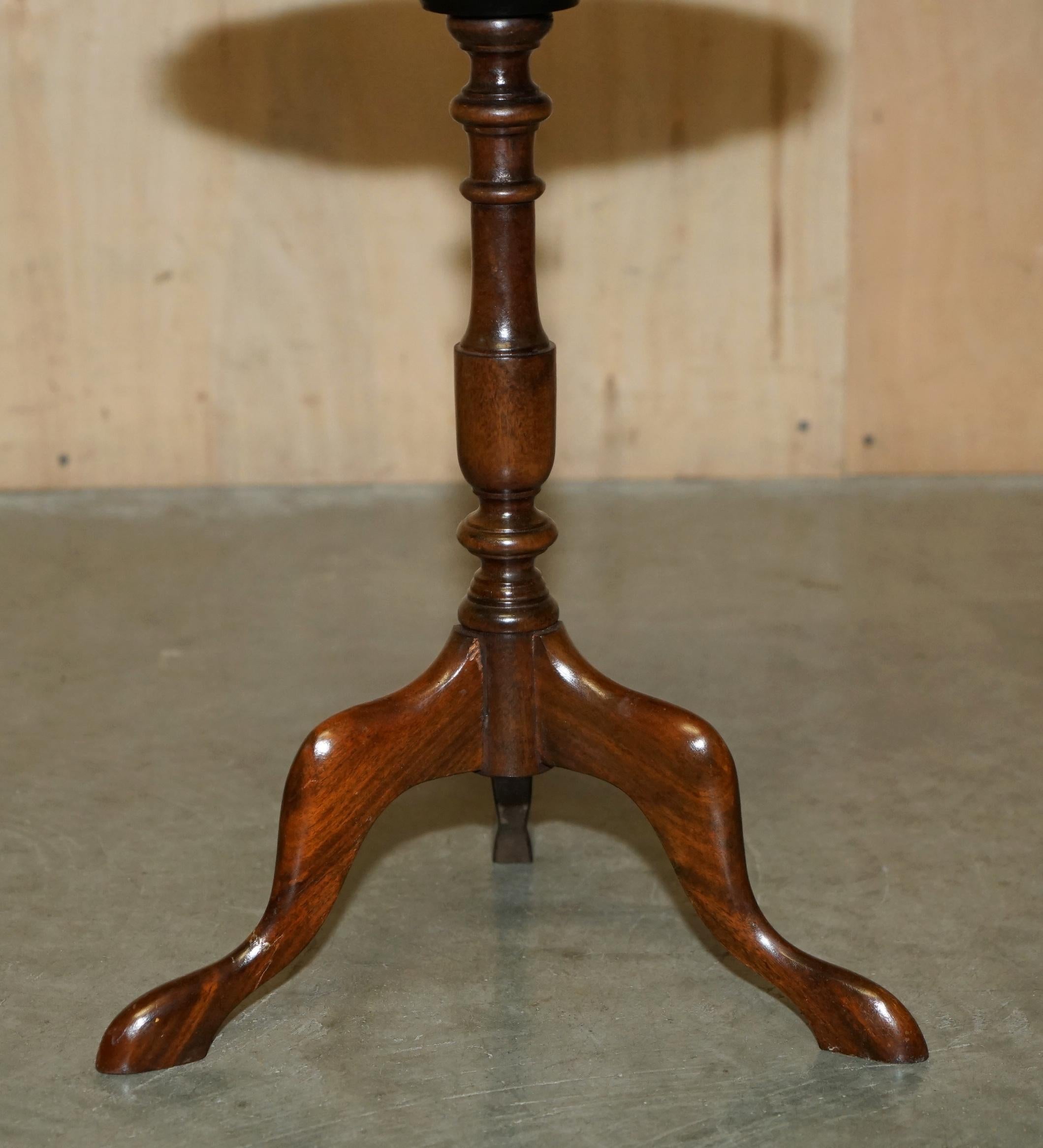 Mid-20th Century FULLY RESTORED SUBLIME ANTiQUE CIRCA 1940 FLAMED HARDWOOD TRIPOD SIDE LAMP TABLE For Sale