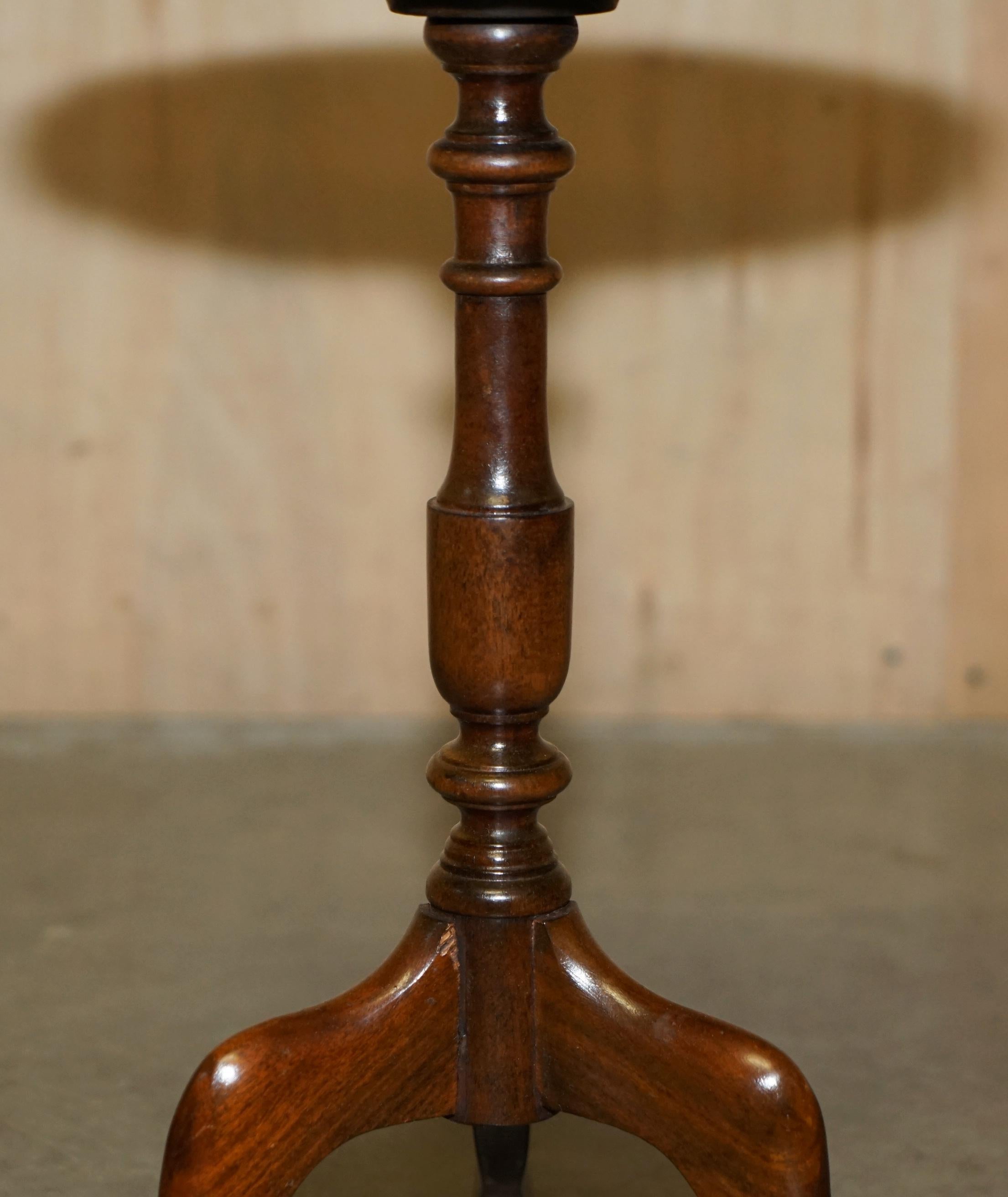 Hardwood FULLY RESTORED SUBLIME ANTiQUE CIRCA 1940 FLAMED HARDWOOD TRIPOD SIDE LAMP TABLE For Sale