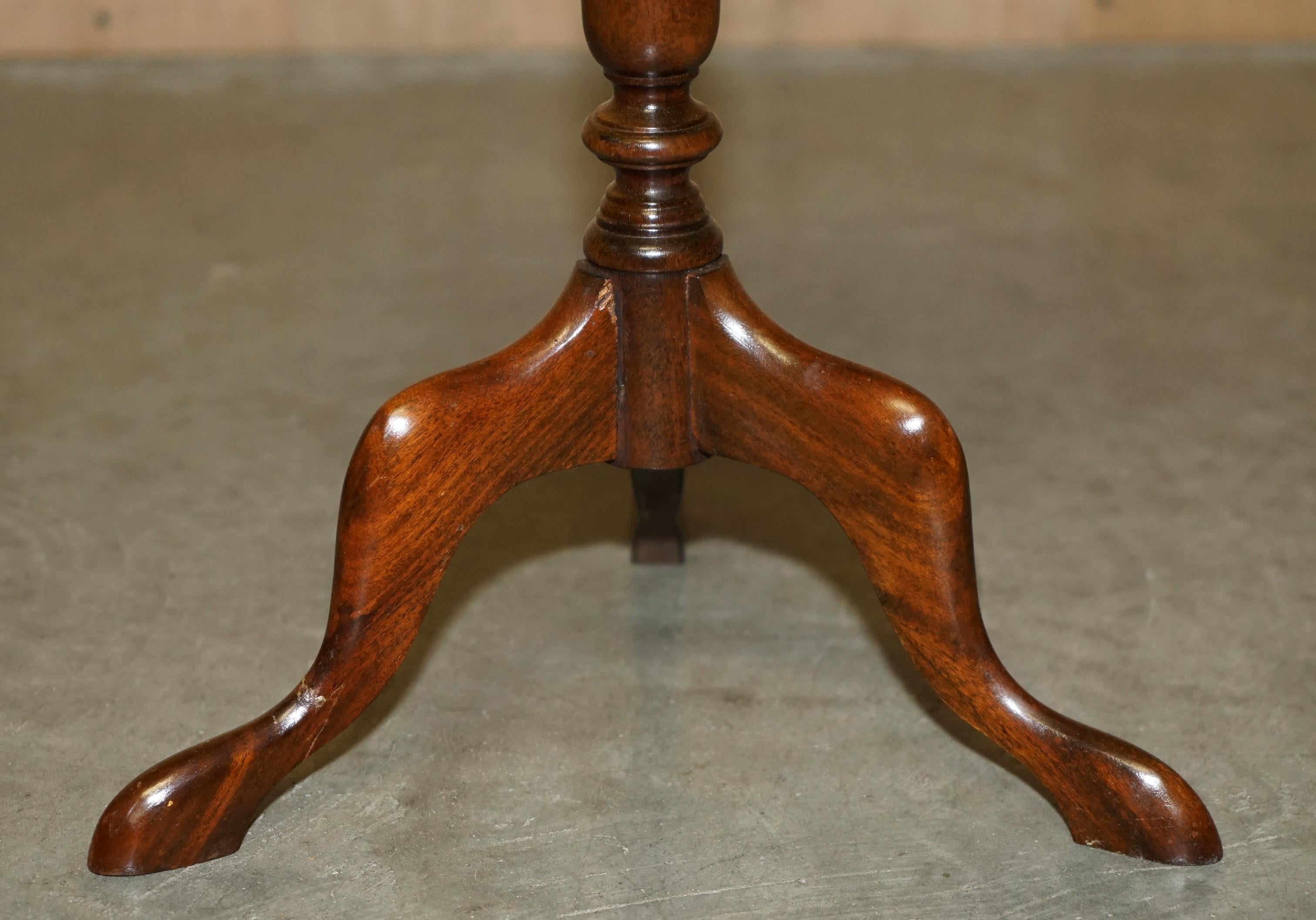 FULLY RESTORED SUBLIME ANTiQUE CIRCA 1940 FLAMED HARDWOOD TRIPOD SIDE LAMP TABLE For Sale 1