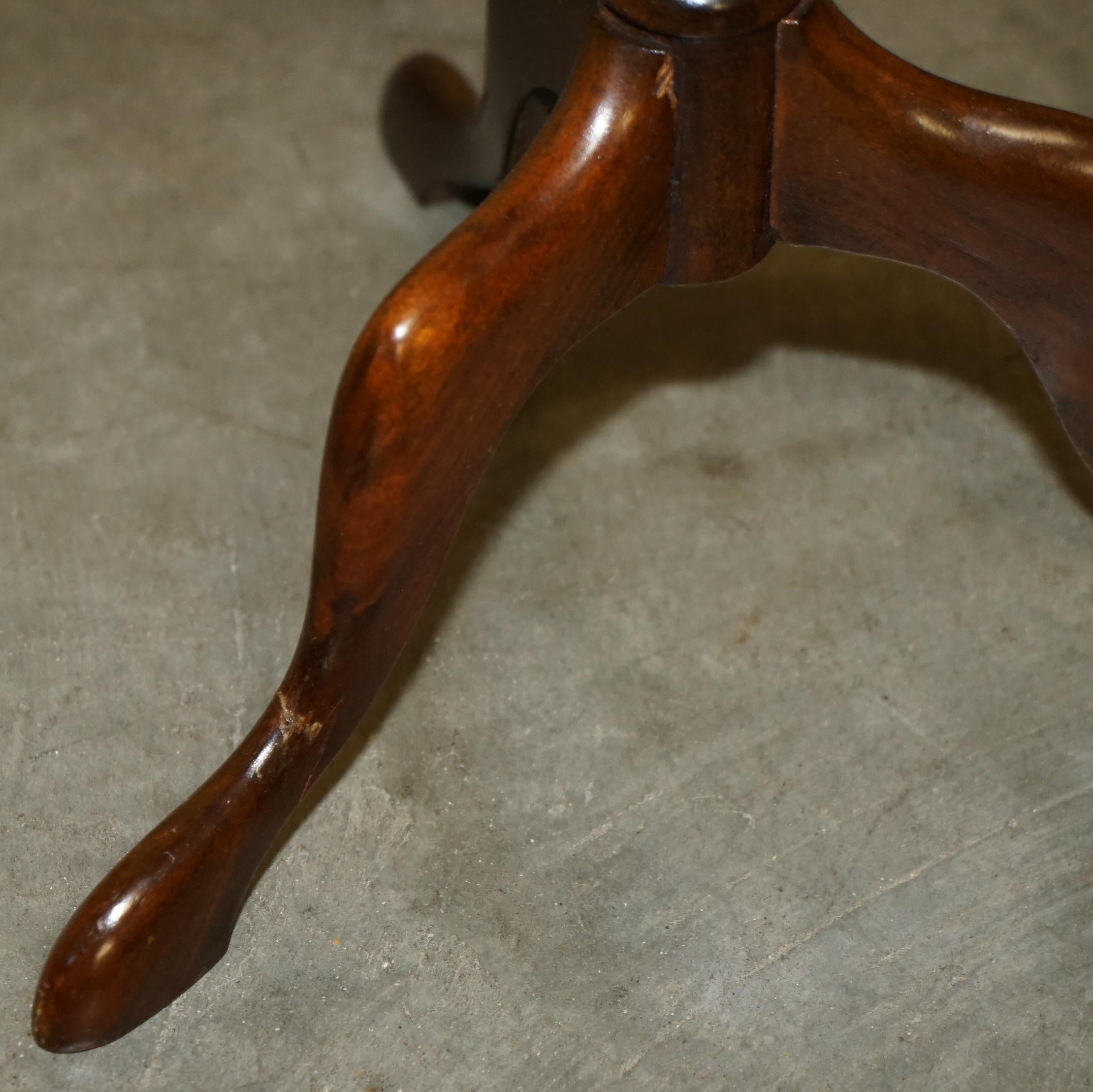 FULLY RESTORED SUBLIME ANTiQUE CIRCA 1940 FLAMED HARDWOOD TRIPOD SIDE LAMP TABLE For Sale 2