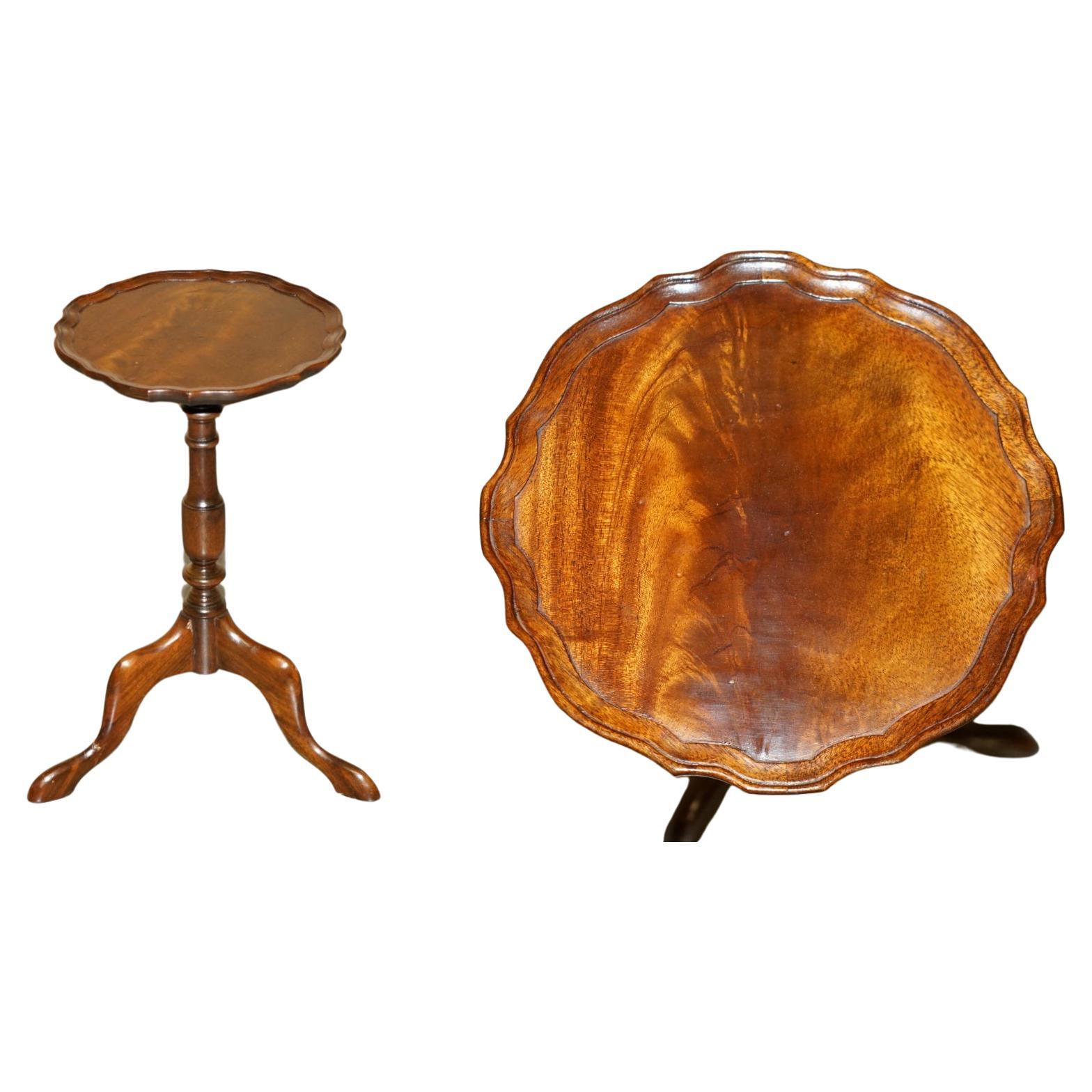 FULLY RESTORED SUBLIME ANTiQUE CIRCA 1940 FLAMED HARDWOOD TRIPOD SIDE LAMP TABLE For Sale
