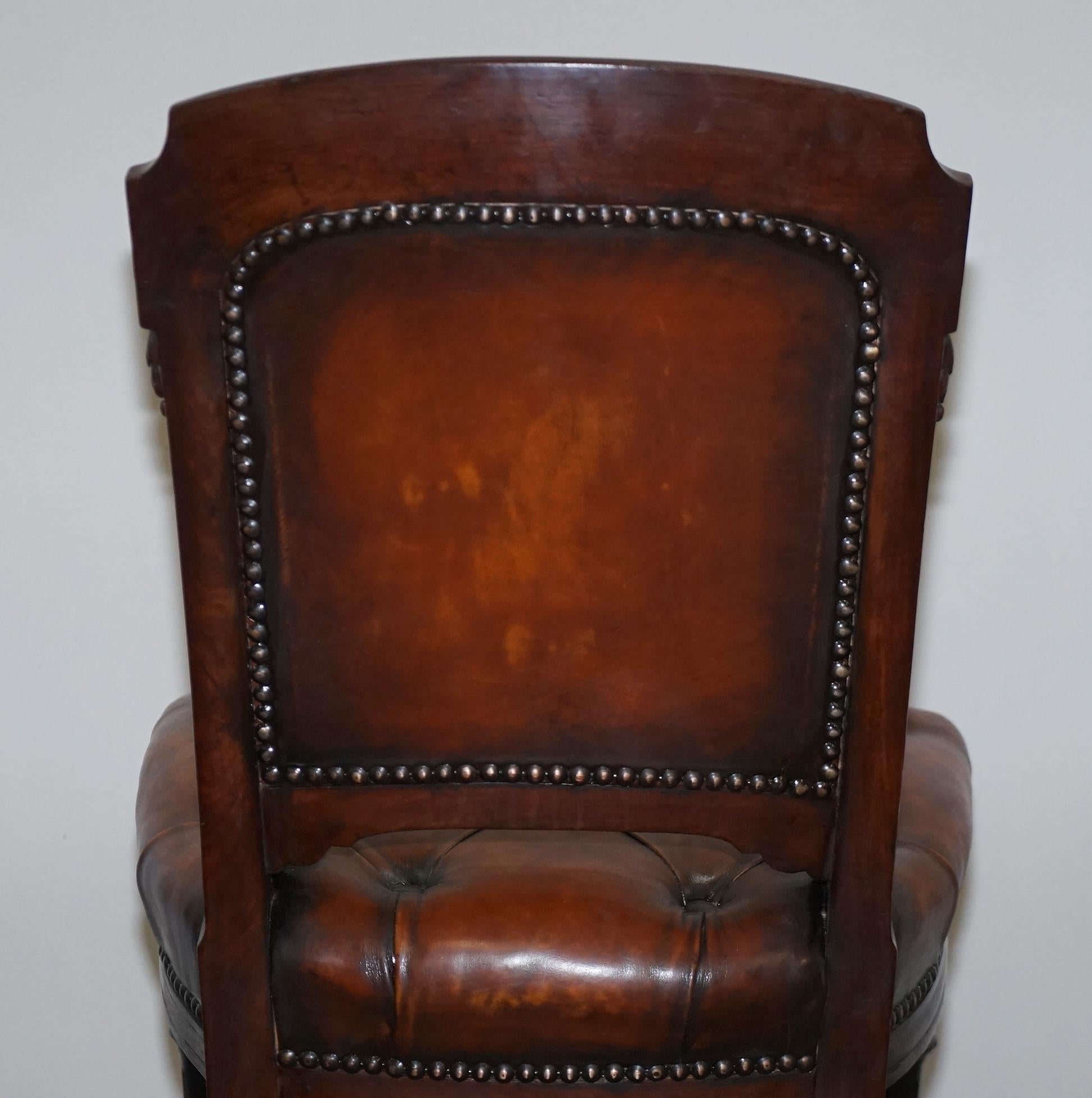 Suite completamente restaurata di cinque sedie da pranzo Chesterfield in pelle marrone e legno massiccio in vendita 6