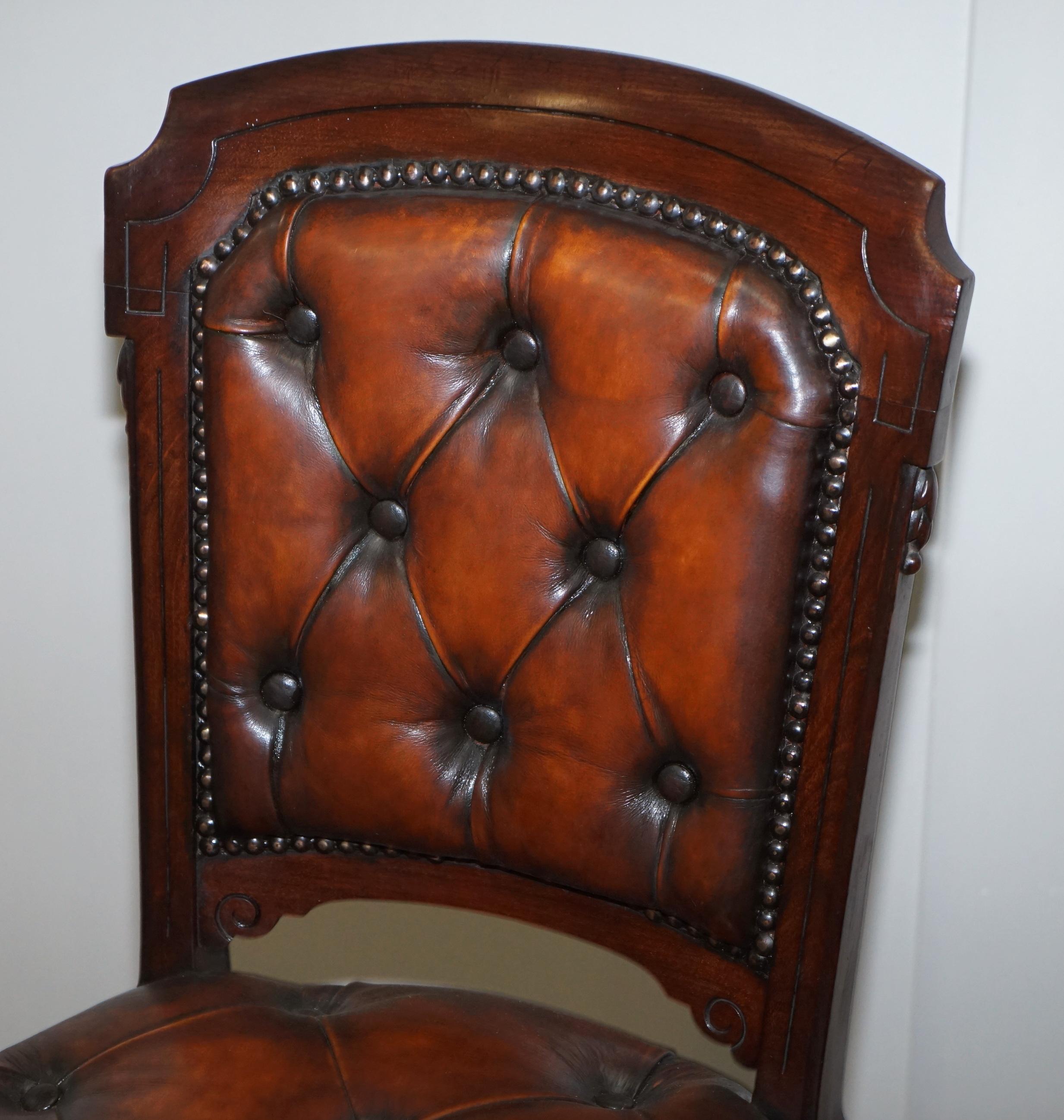 Suite completamente restaurata di cinque sedie da pranzo Chesterfield in pelle marrone e legno massiccio in vendita 12