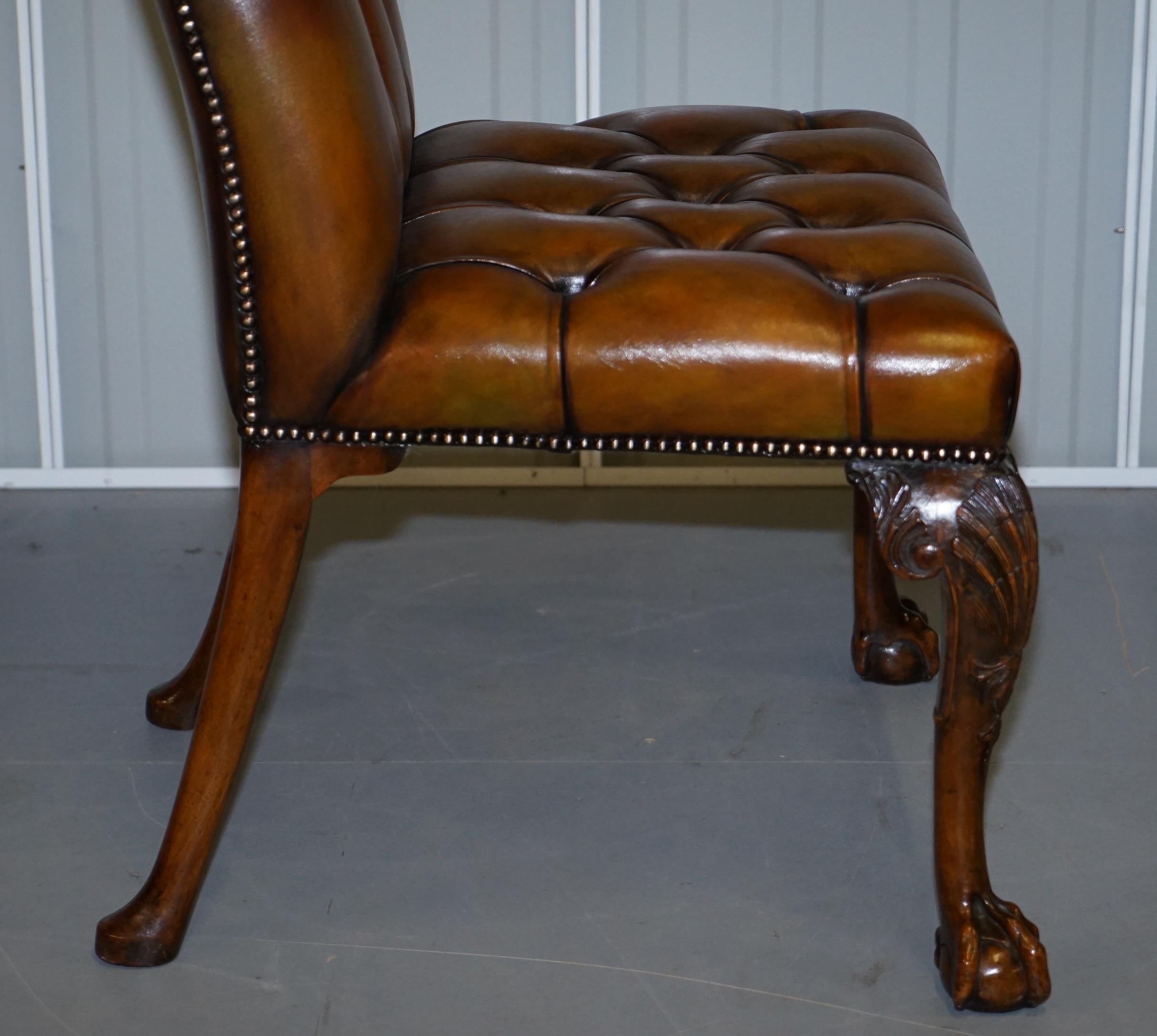 Suite entièrement restaurée de chaises de salle à manger Chesterfield en cuir neuf à pieds griffes et boules en vente 3
