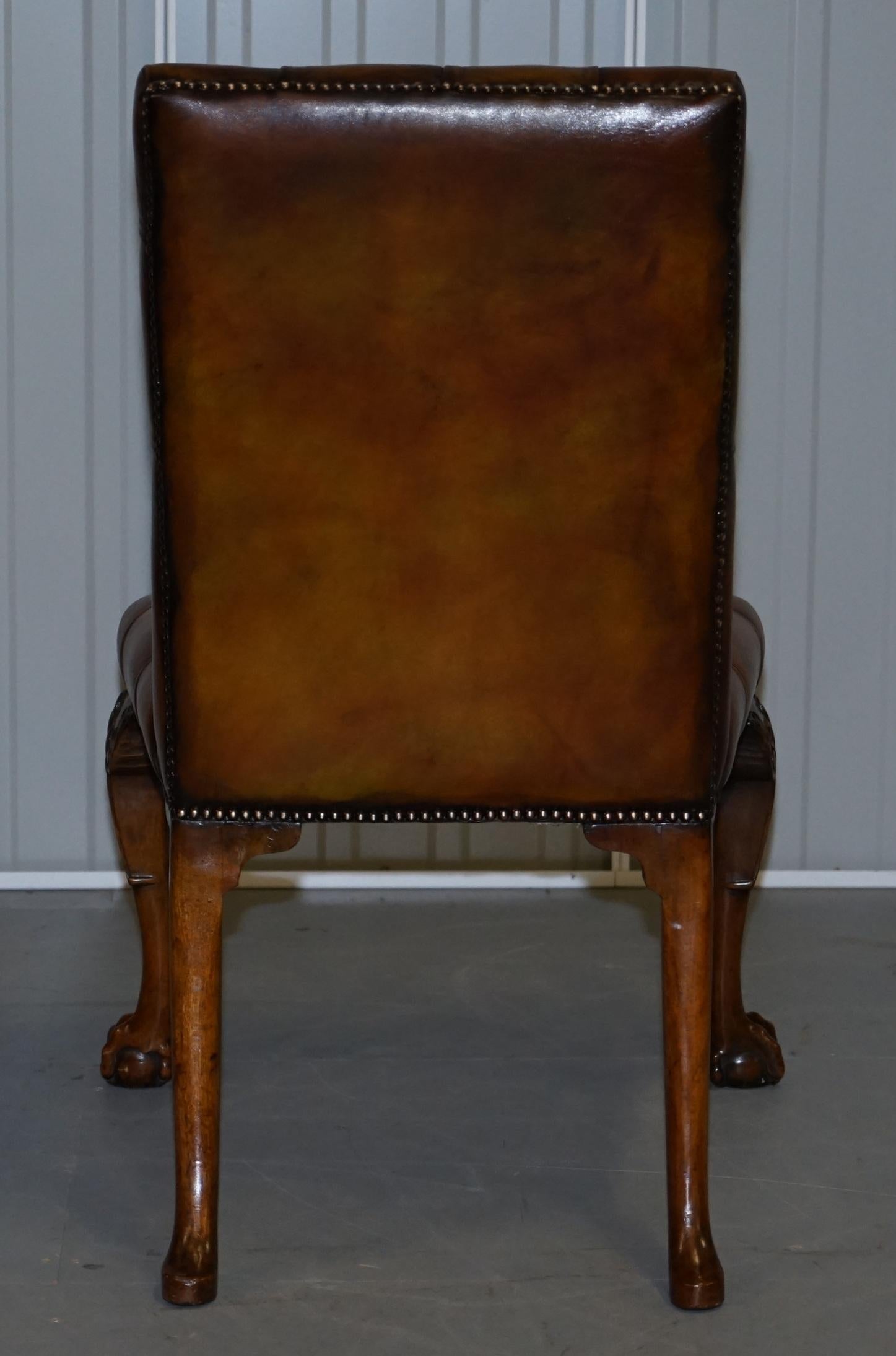 Vollständig restaurierte Suite aus neuen Chesterfield-Esszimmerstühlen aus Leder mit Klauen- und Kugelfüßen im Angebot 5