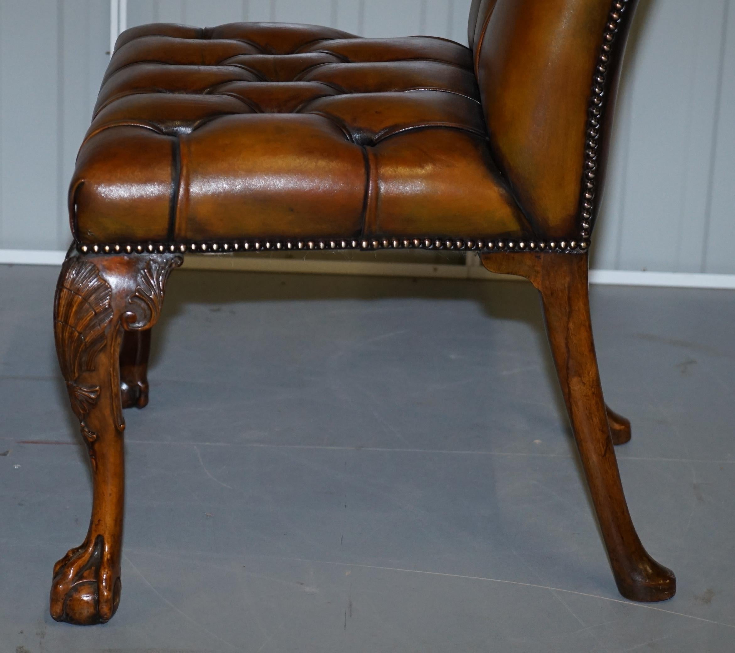 Suite entièrement restaurée de chaises de salle à manger Chesterfield en cuir neuf à pieds griffes et boules en vente 8