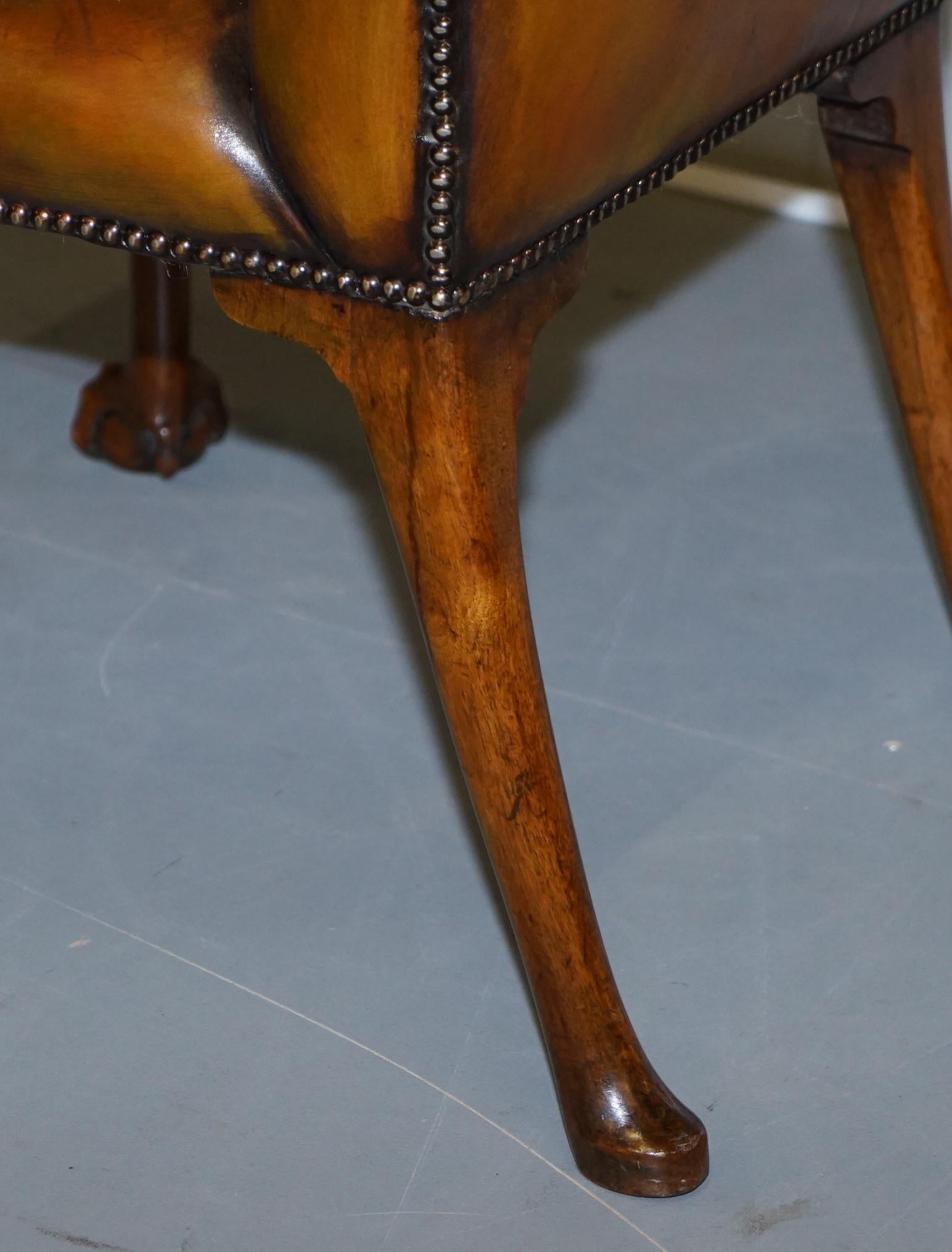 Suite entièrement restaurée de chaises de salle à manger Chesterfield en cuir neuf à pieds griffes et boules en vente 9