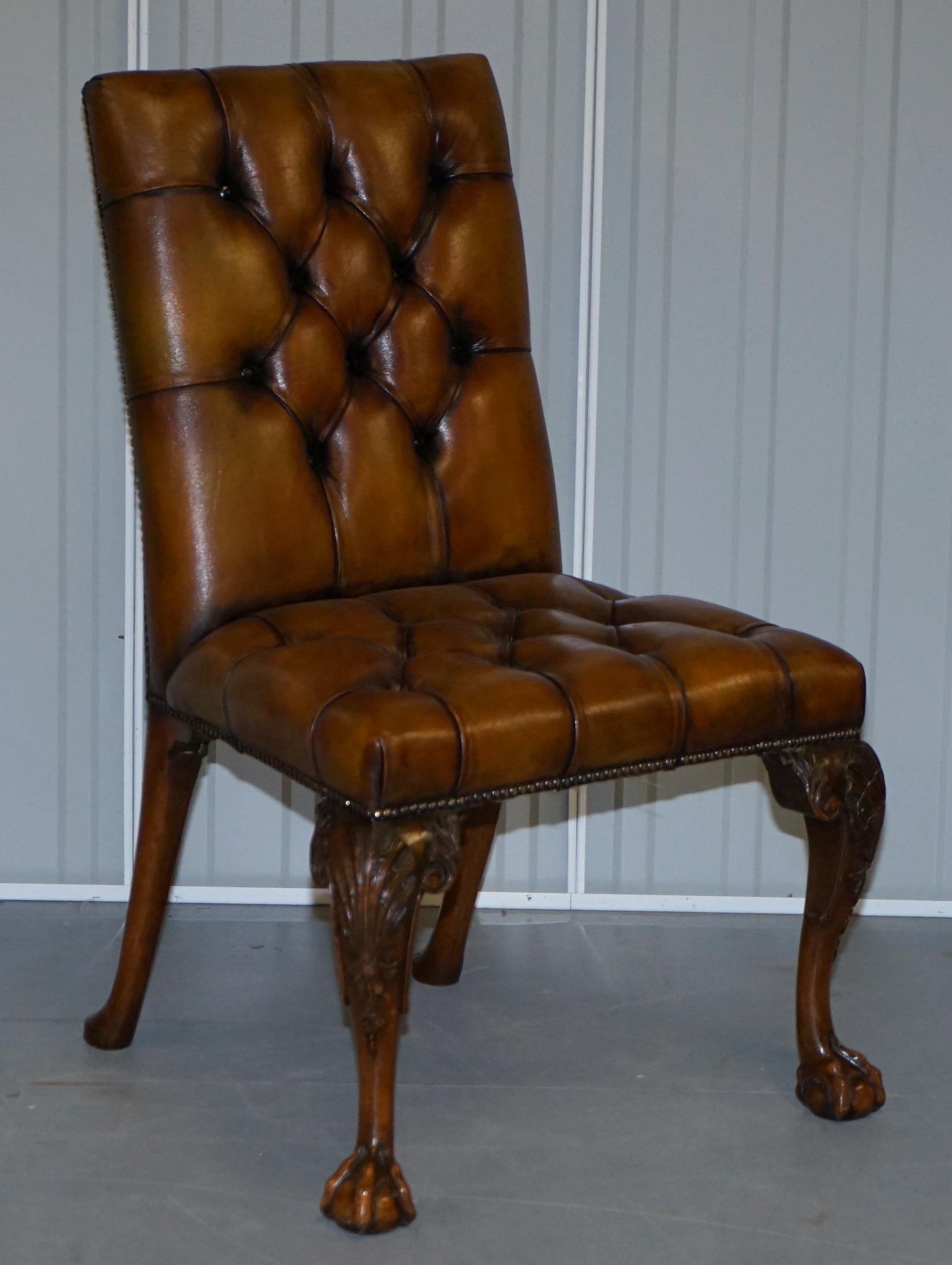 Wir freuen uns, diese sehr seltene Garnitur von vollständig restaurierten viktorianischen Chesterfield-Esszimmerstühlen aus braunem Leder zum Verkauf anbieten zu können

Diese sind eine sehr wichtige und erhebliche Reihe von Stühlen, sie wurden