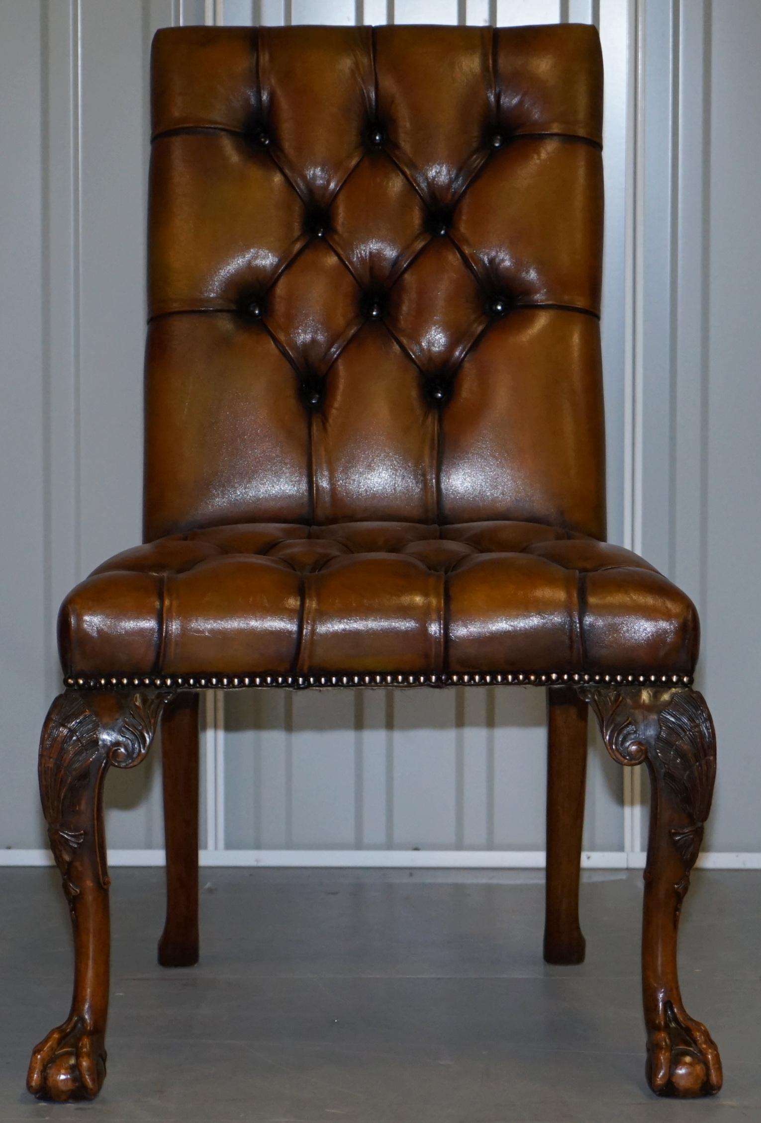 Victorien Suite entièrement restaurée de chaises de salle à manger Chesterfield en cuir neuf à pieds griffes et boules en vente