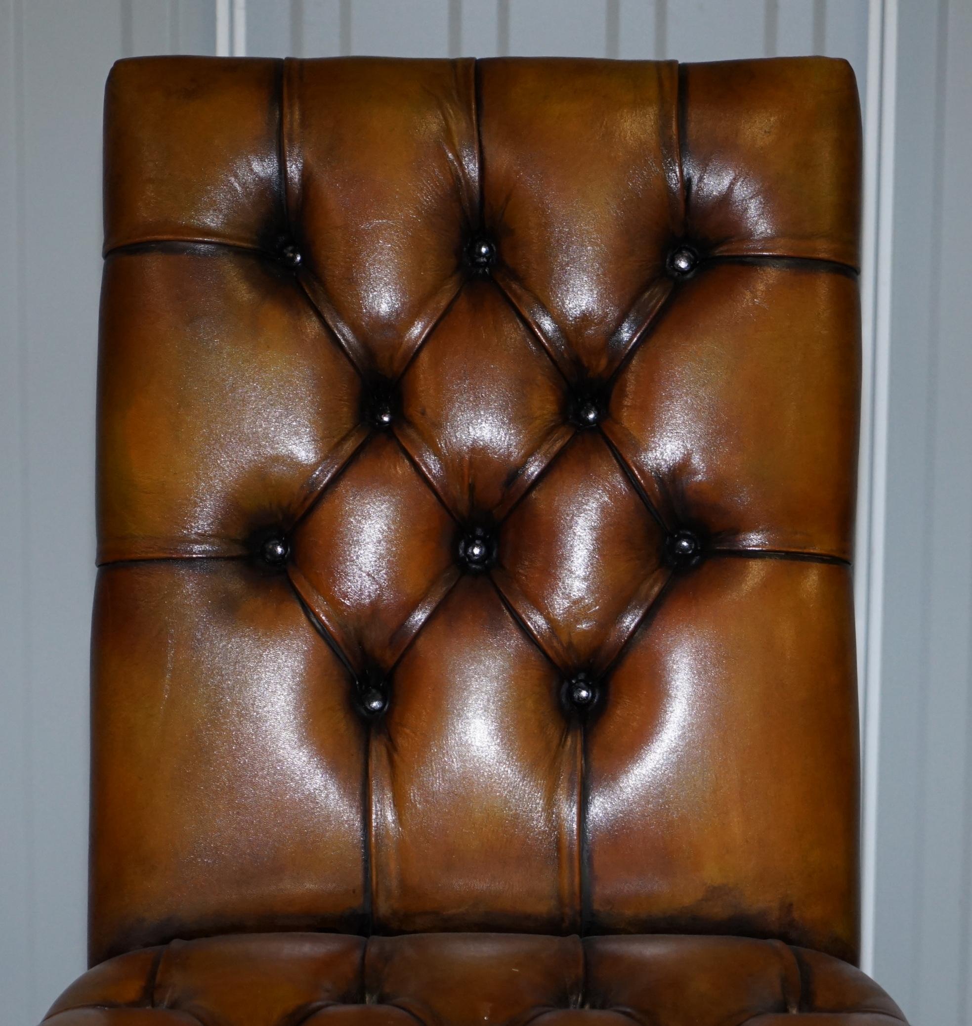 Anglais Suite entièrement restaurée de chaises de salle à manger Chesterfield en cuir neuf à pieds griffes et boules en vente